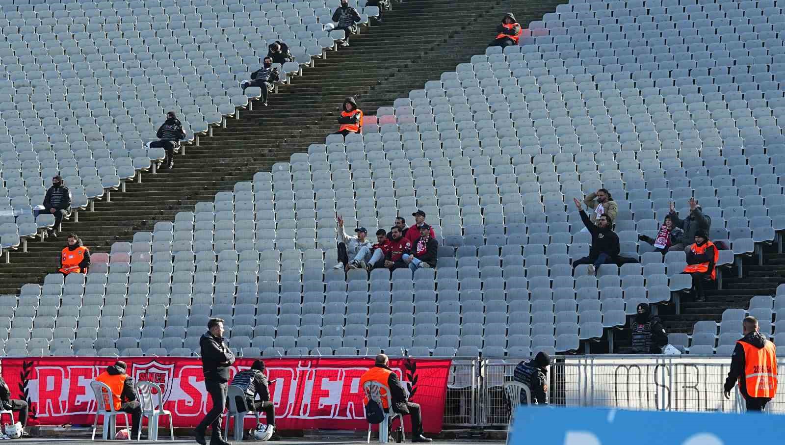 Trendyol Süper Lig: Fatih Karagümrük: 1 - Antalyaspor: 0 (İlk yarı)
