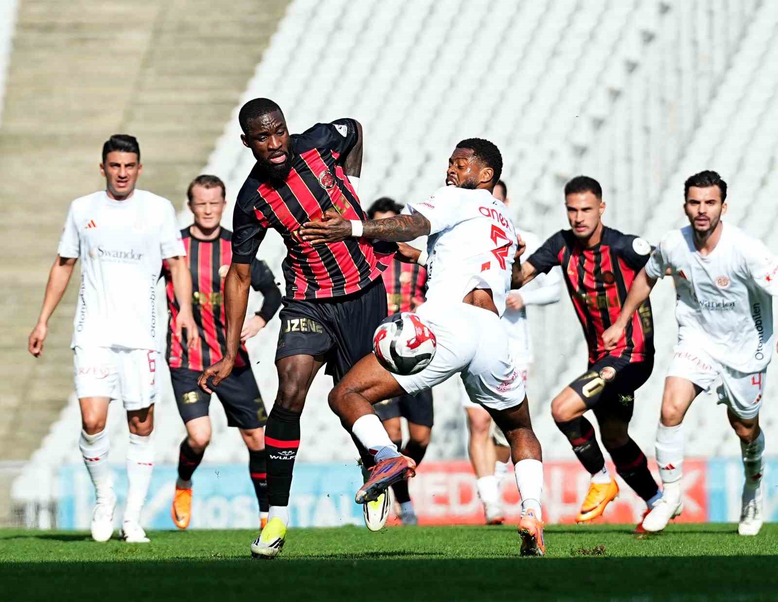 Trendyol Süper Lig: Fatih Karagümrük: 1 - Antalyaspor: 0 (İlk yarı)
