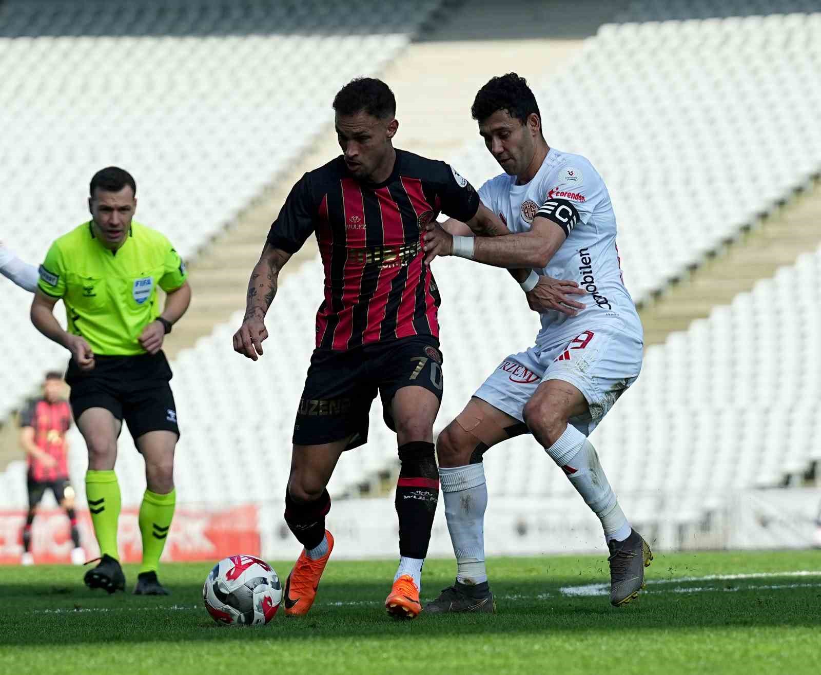 Trendyol Süper Lig: Fatih Karagümrük: 1 - Antalyaspor: 0 (İlk yarı)
