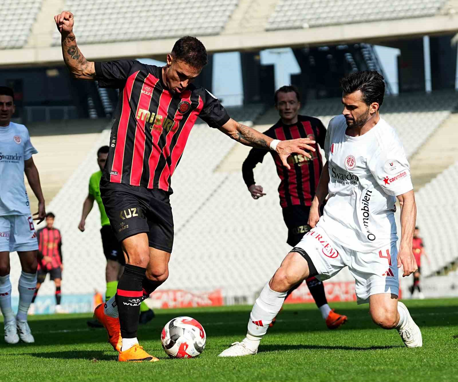 Trendyol Süper Lig: Fatih Karagümrük: 1 - Antalyaspor: 0 (İlk yarı)
