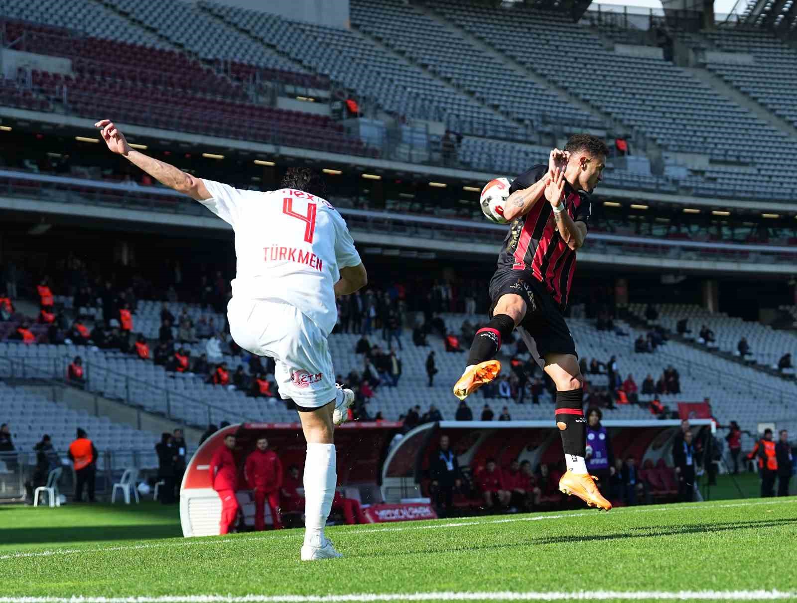 Trendyol Süper Lig: Fatih Karagümrük: 1 - Antalyaspor: 0 (İlk yarı)
