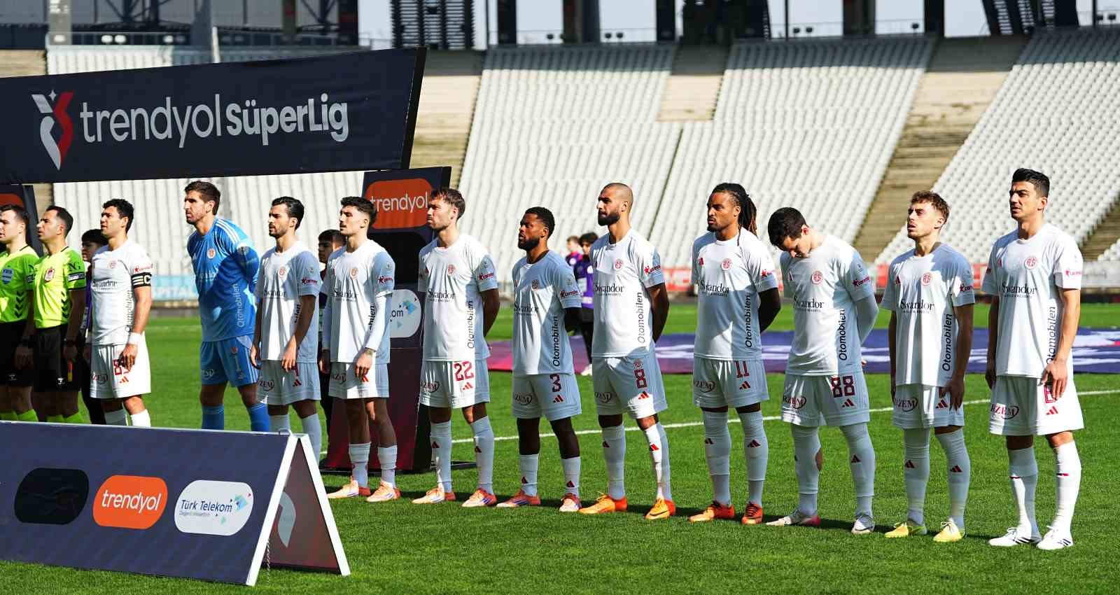 Trendyol Süper Lig: Fatih Karagümrük: 1 - Antalyaspor: 0 (Maç devam ediyor)
