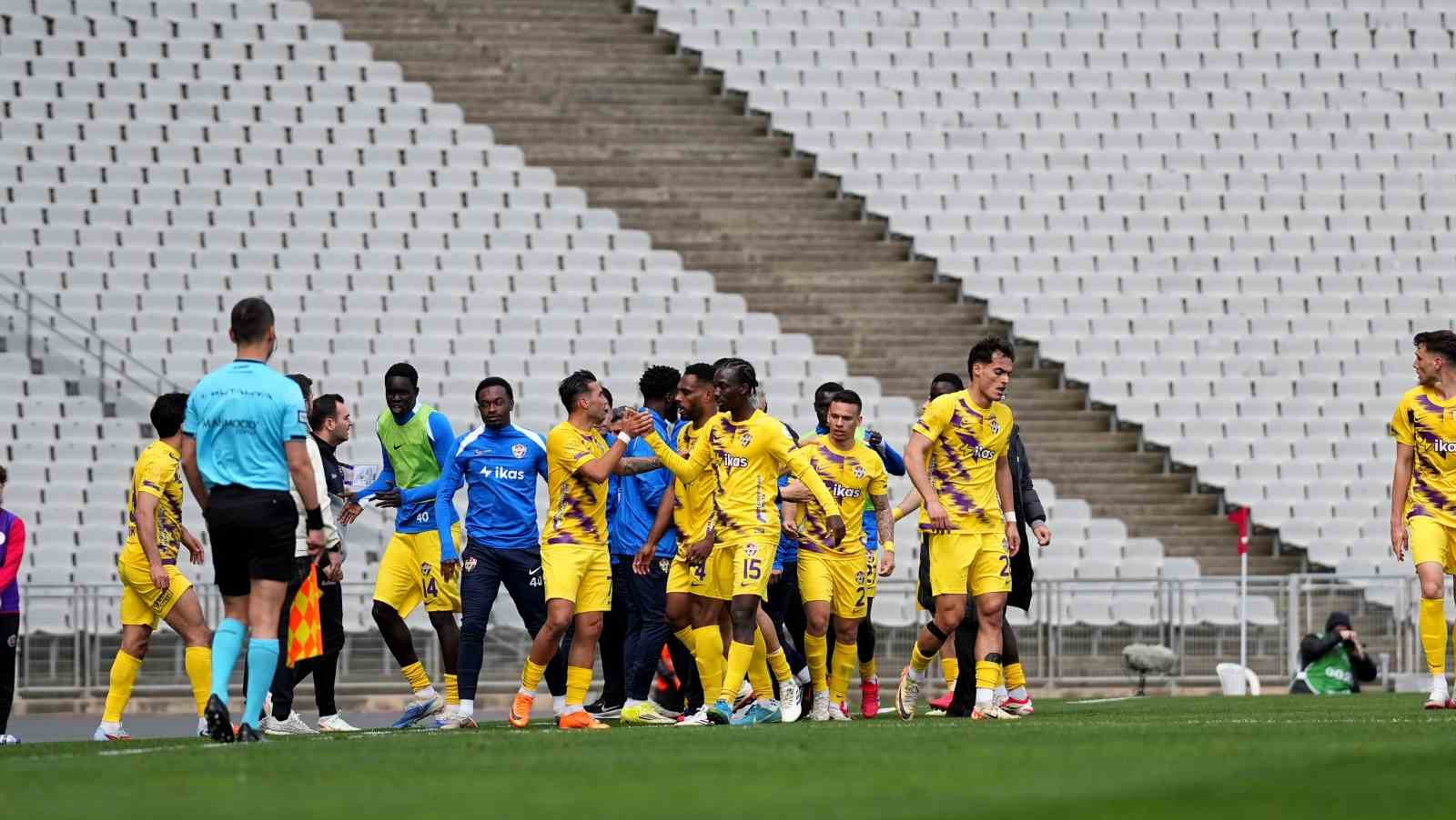 Trendyol Süper Lig: Fatih Karagümrük: 1 - Eyüpspor: 2 (İlk yarı)
