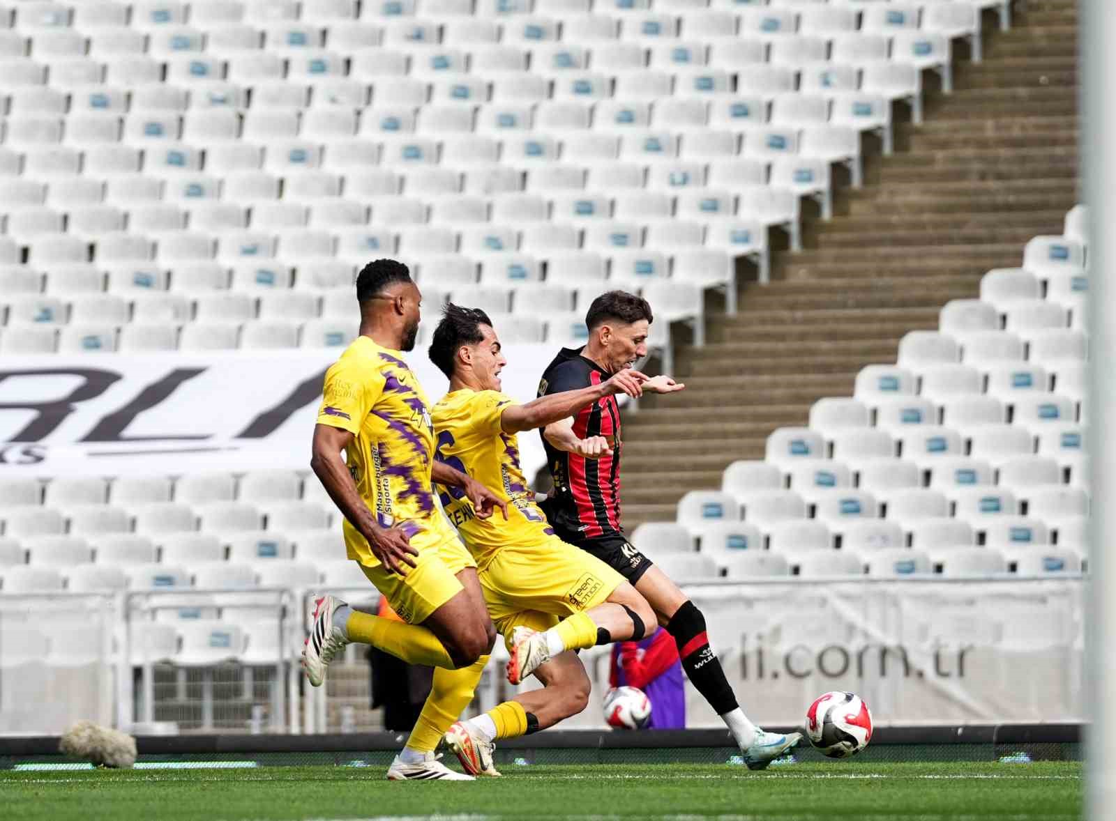 Trendyol Süper Lig: Fatih Karagümrük: 1 - Eyüpspor: 2 (İlk yarı)
