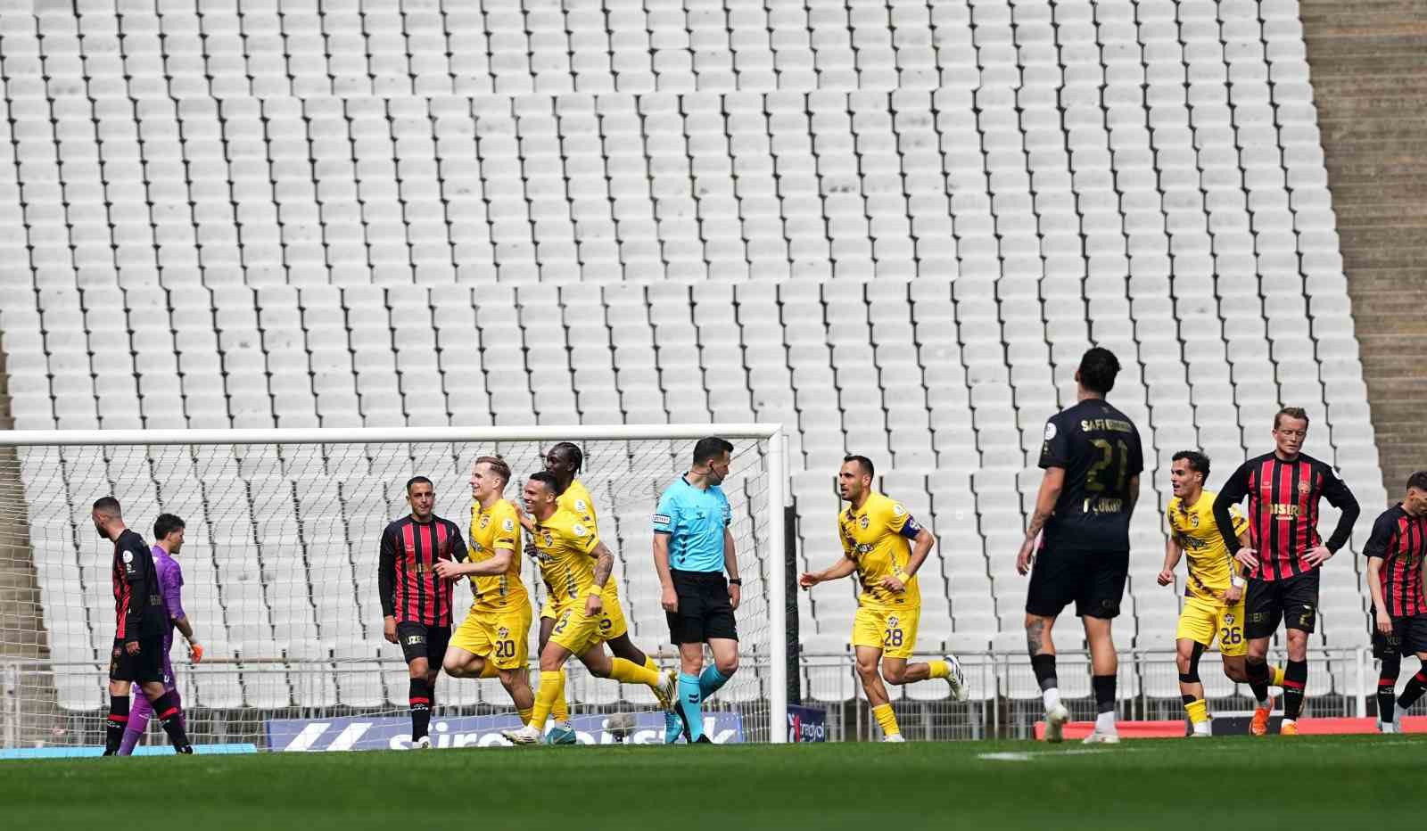 Trendyol Süper Lig: Fatih Karagümrük: 1 - Eyüpspor: 2 (İlk yarı)
