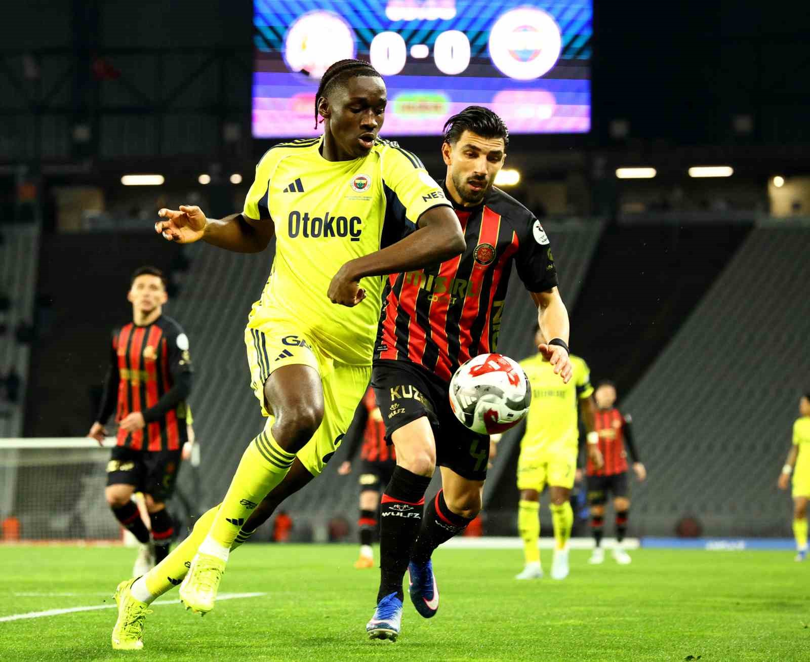 Trendyol Süper Lig: Fatih Karagümrük: 1 - Fenerbahçe: 0 (Maç devam ediyor)
