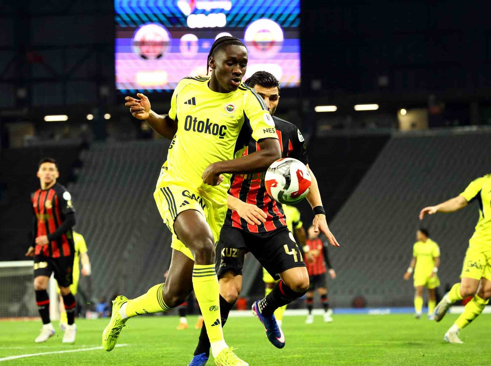 Trendyol Süper Lig: Fatih Karagümrük: 1 - Fenerbahçe: 0 (Maç devam ediyor)
