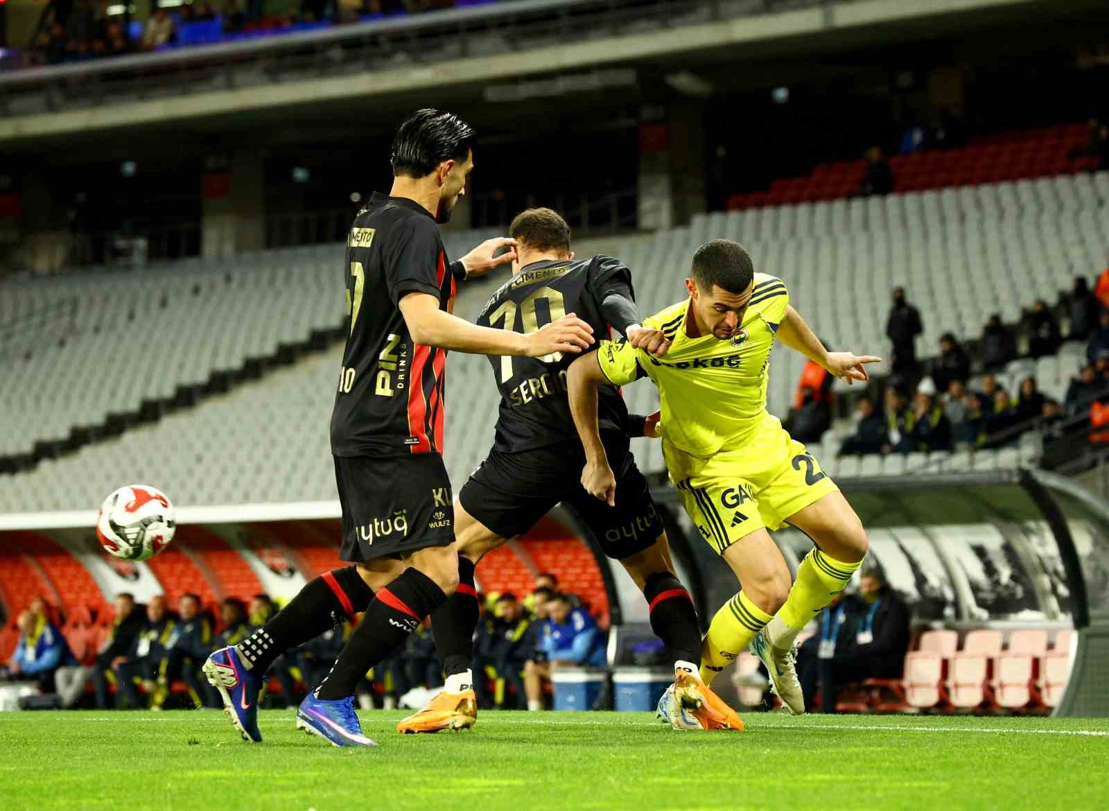Trendyol Süper Lig: Fatih Karagümrük: 1 - Fenerbahçe: 0 (Maç devam ediyor)
