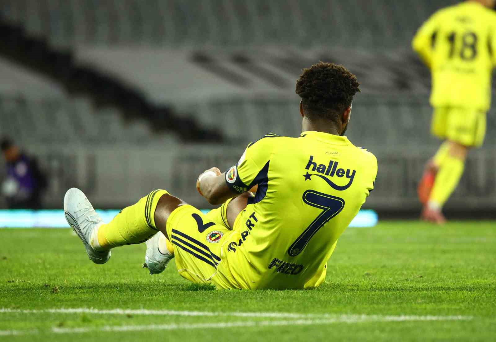 Trendyol Süper Lig: Fatih Karagümrük: 2 - Fenerbahçe: 0 (İlk yarı)
