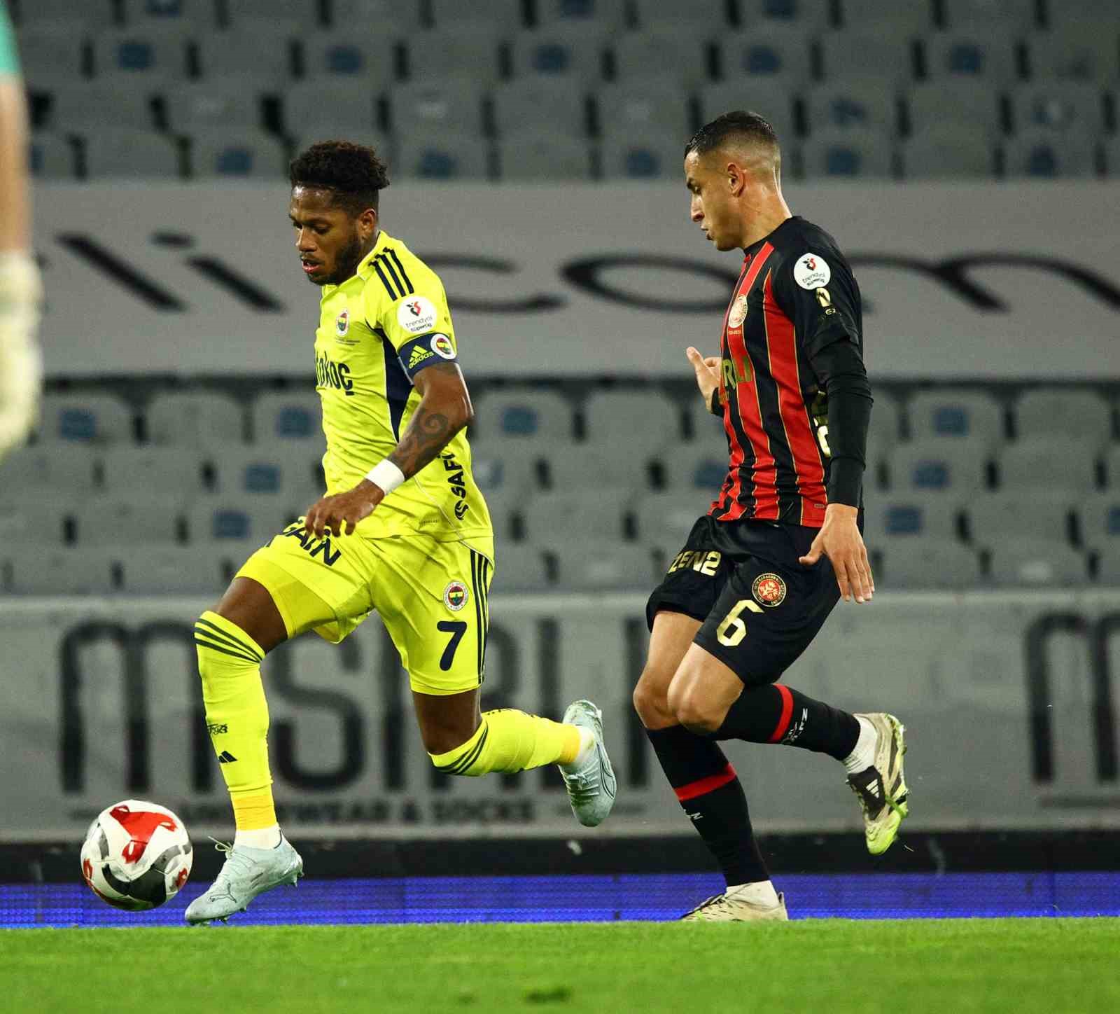 Trendyol Süper Lig: Fatih Karagümrük: 2 - Fenerbahçe: 0 (İlk yarı)
