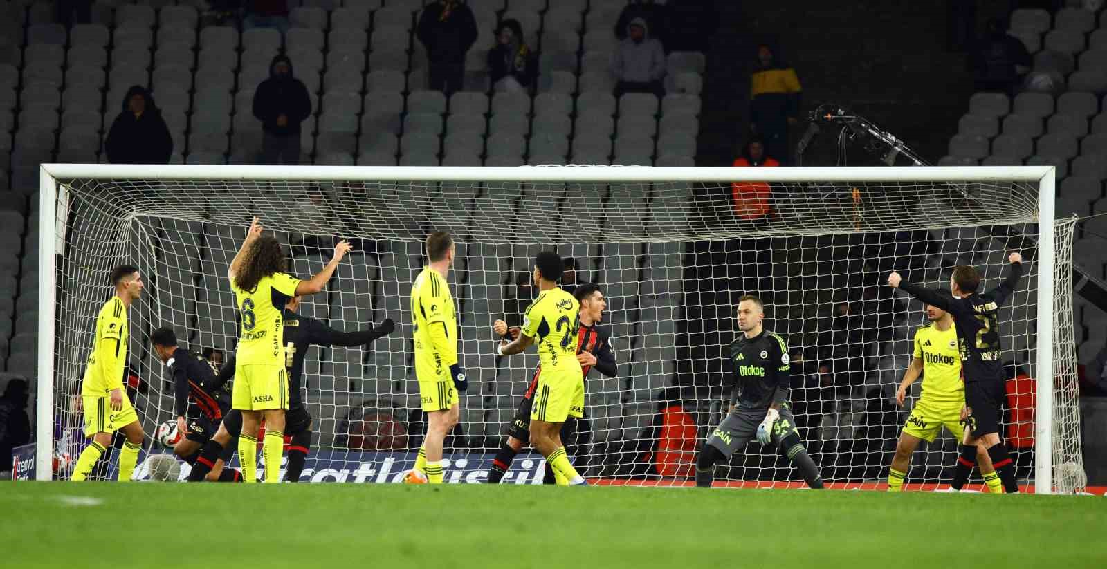 Trendyol Süper Lig: Fatih Karagümrük: 2 - Fenerbahçe: 0 (İlk yarı)
