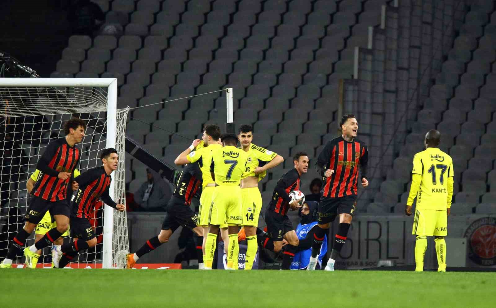 Trendyol Süper Lig: Fatih Karagümrük: 2 - Fenerbahçe: 0 (İlk yarı)
