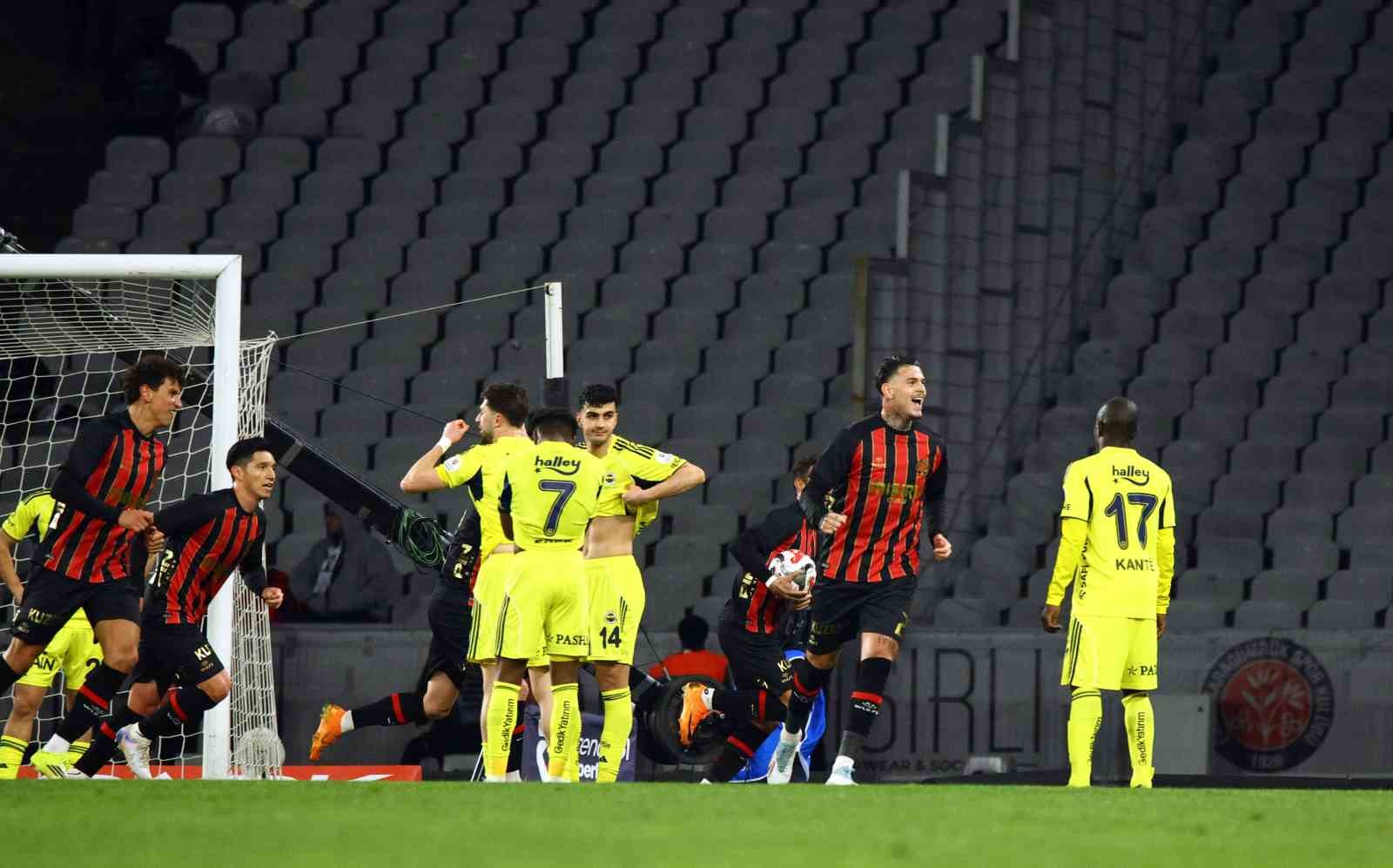 Trendyol Süper Lig: Fatih Karagümrük: 2 - Fenerbahçe: 0 (İlk yarı)
