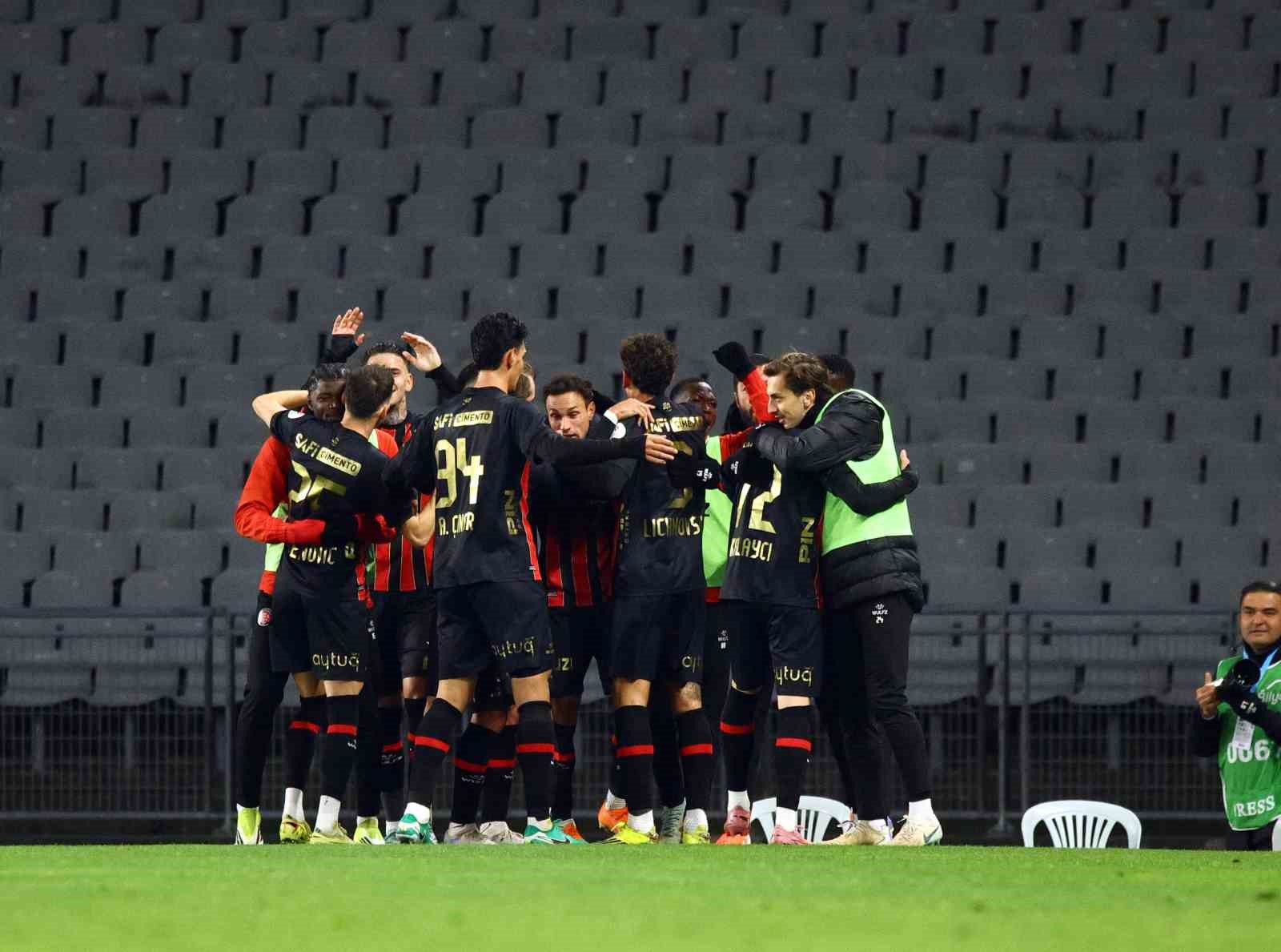 Trendyol Süper Lig: Fatih Karagümrük: 2 - Fenerbahçe: 0 (İlk yarı)
