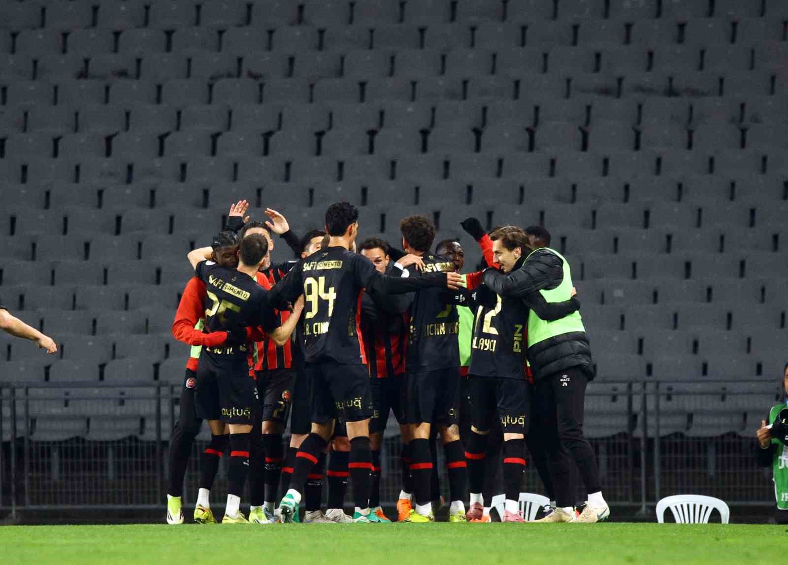 Trendyol Süper Lig: Fatih Karagümrük: 2 - Fenerbahçe: 0 (İlk yarı)
