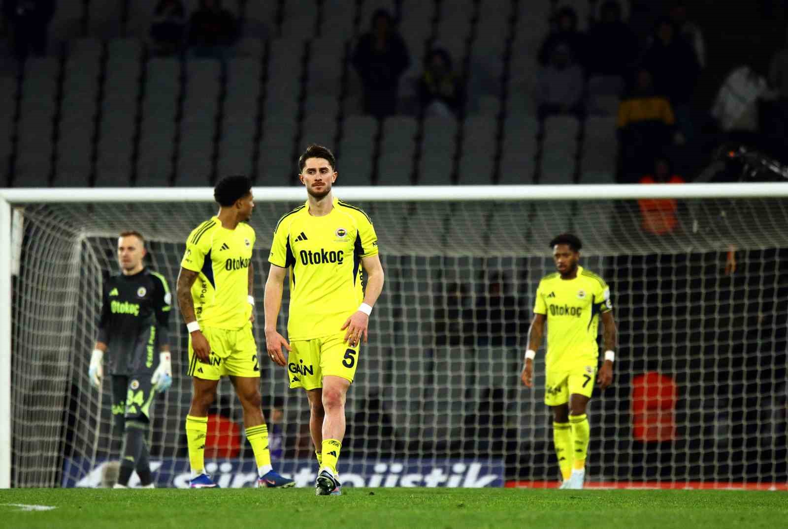 Trendyol Süper Lig: Fatih Karagümrük: 2 - Fenerbahçe: 0 (İlk yarı)
