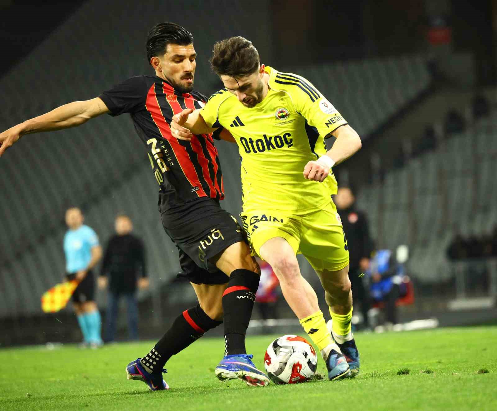 Trendyol Süper Lig: Fatih Karagümrük: 2 - Fenerbahçe: 0 (İlk yarı)
