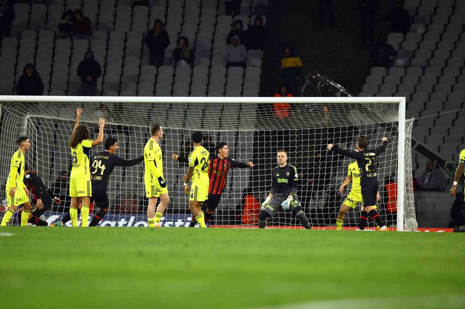 Trendyol Süper Lig: Fatih Karagümrük: 2 - Fenerbahçe: 0 (İlk yarı)
