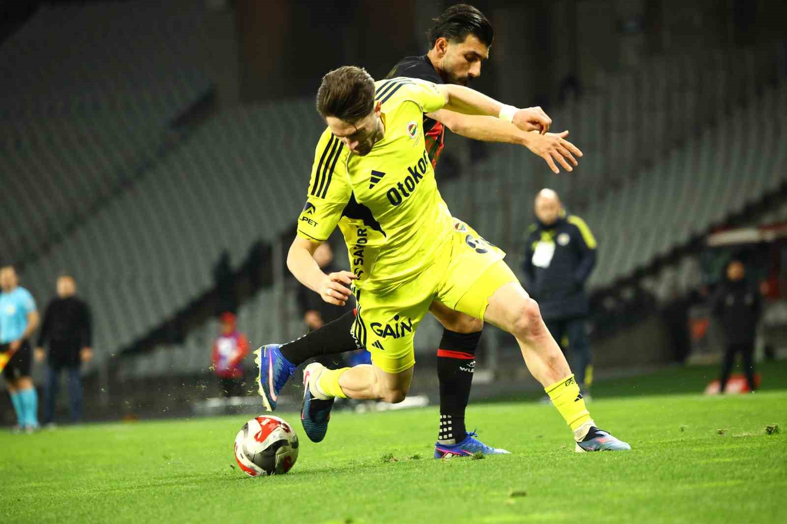 Trendyol Süper Lig: Fatih Karagümrük: 2 - Fenerbahçe: 0 (İlk yarı)
