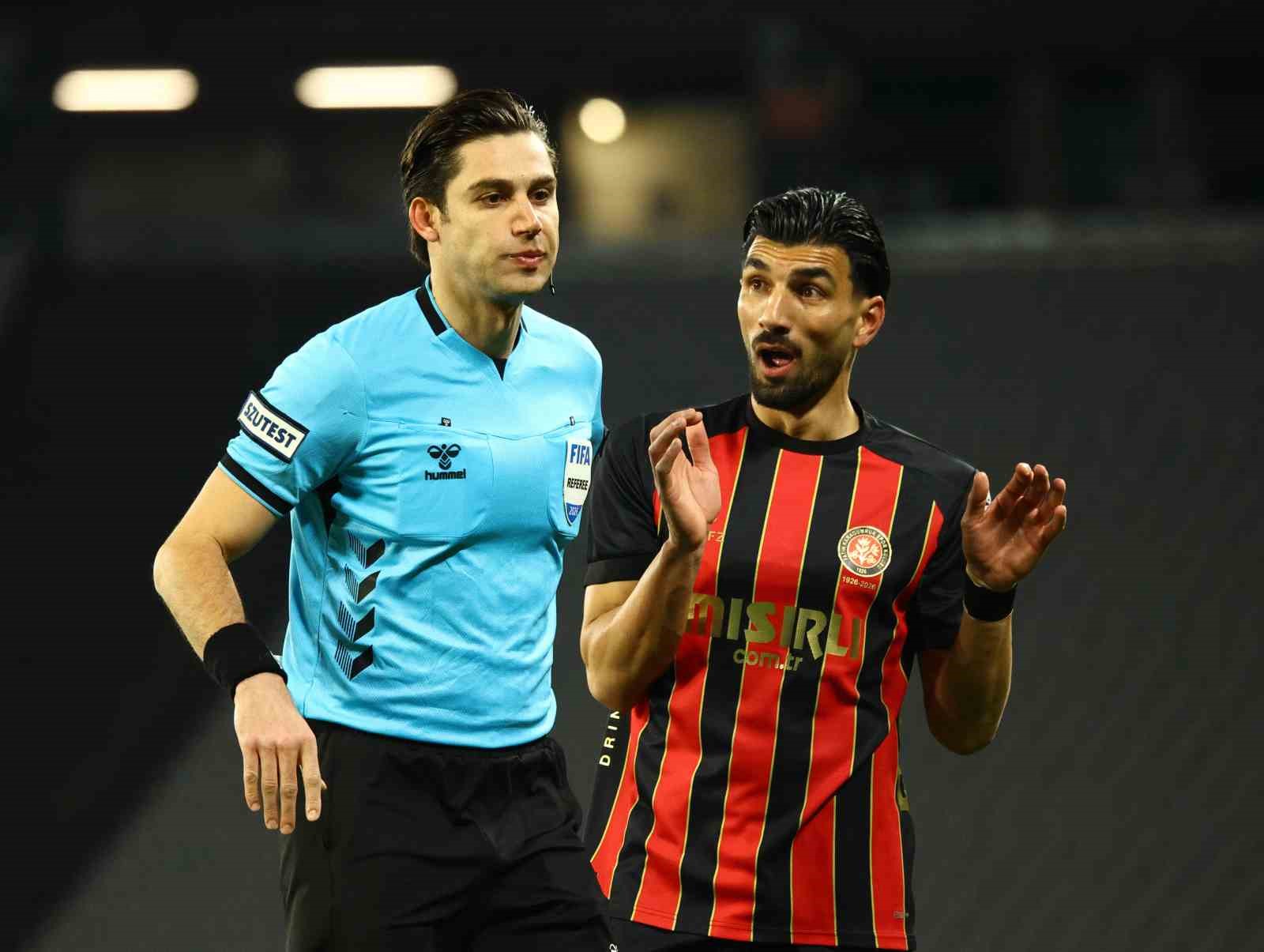 Trendyol Süper Lig: Fatih Karagümrük: 2 - Fenerbahçe: 0 (İlk yarı)
