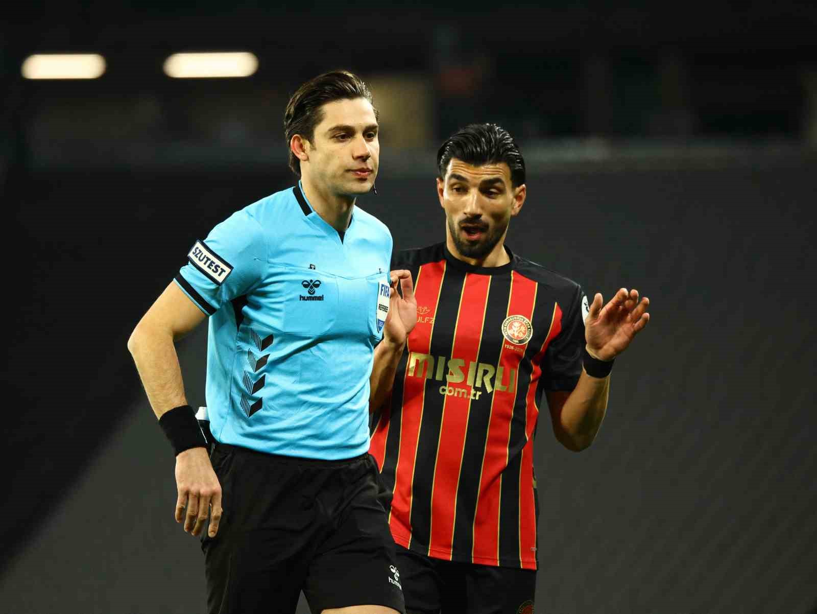 Trendyol Süper Lig: Fatih Karagümrük: 2 - Fenerbahçe: 0 (İlk yarı)
