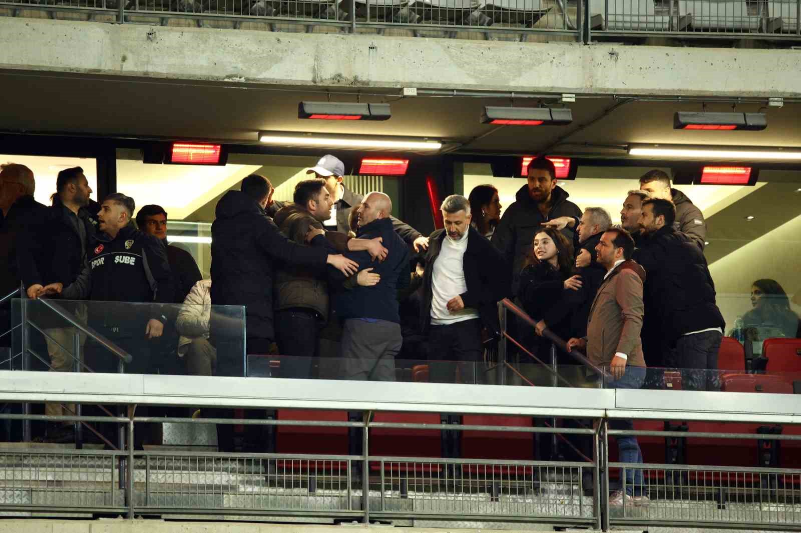 Trendyol Süper Lig: Fatih Karagümrük: 2 - Fenerbahçe: 0 (Maç sonucu)
