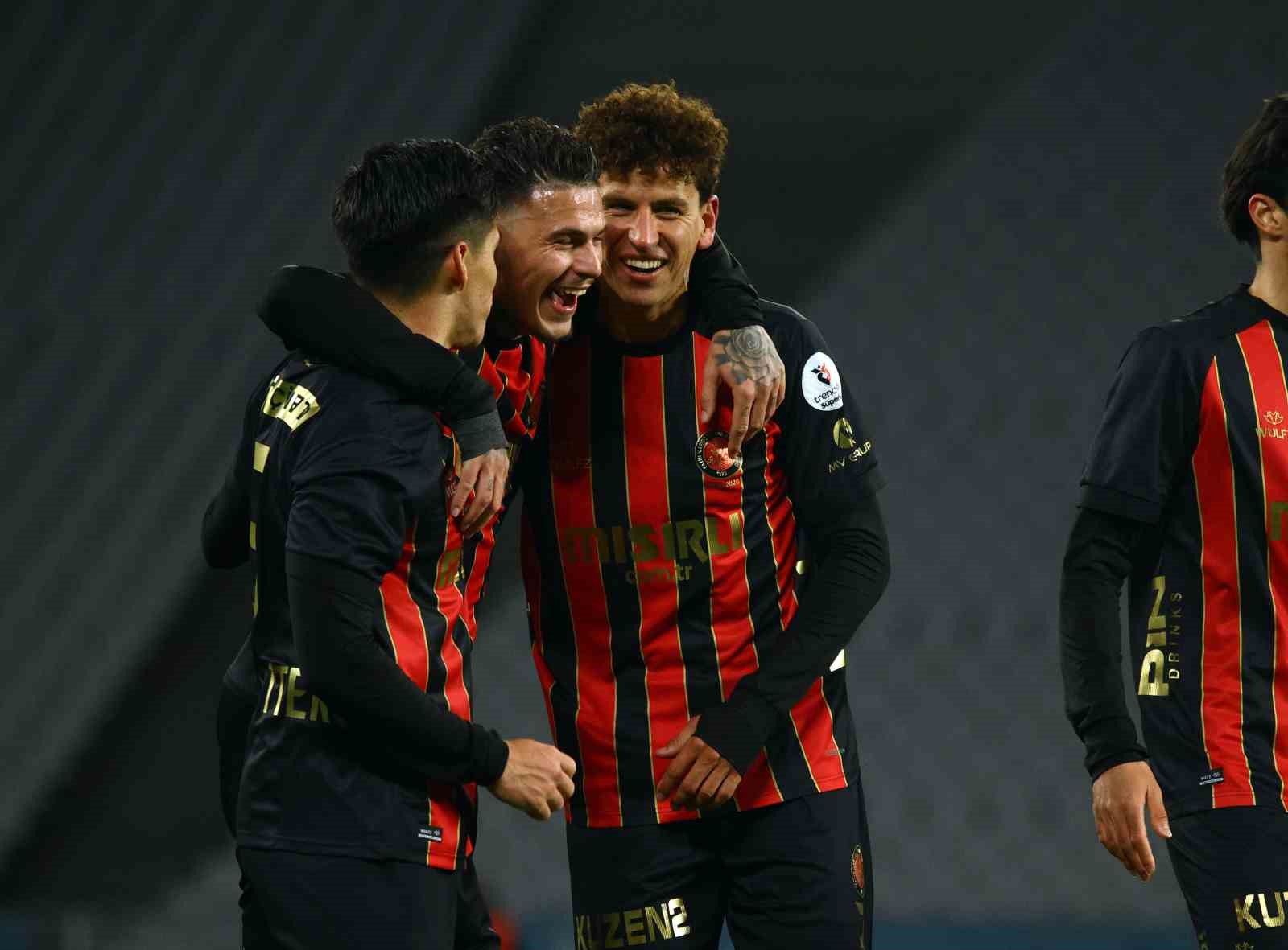 Trendyol Süper Lig: Fatih Karagümrük: 2 - Fenerbahçe: 0 (Maç sonucu)
