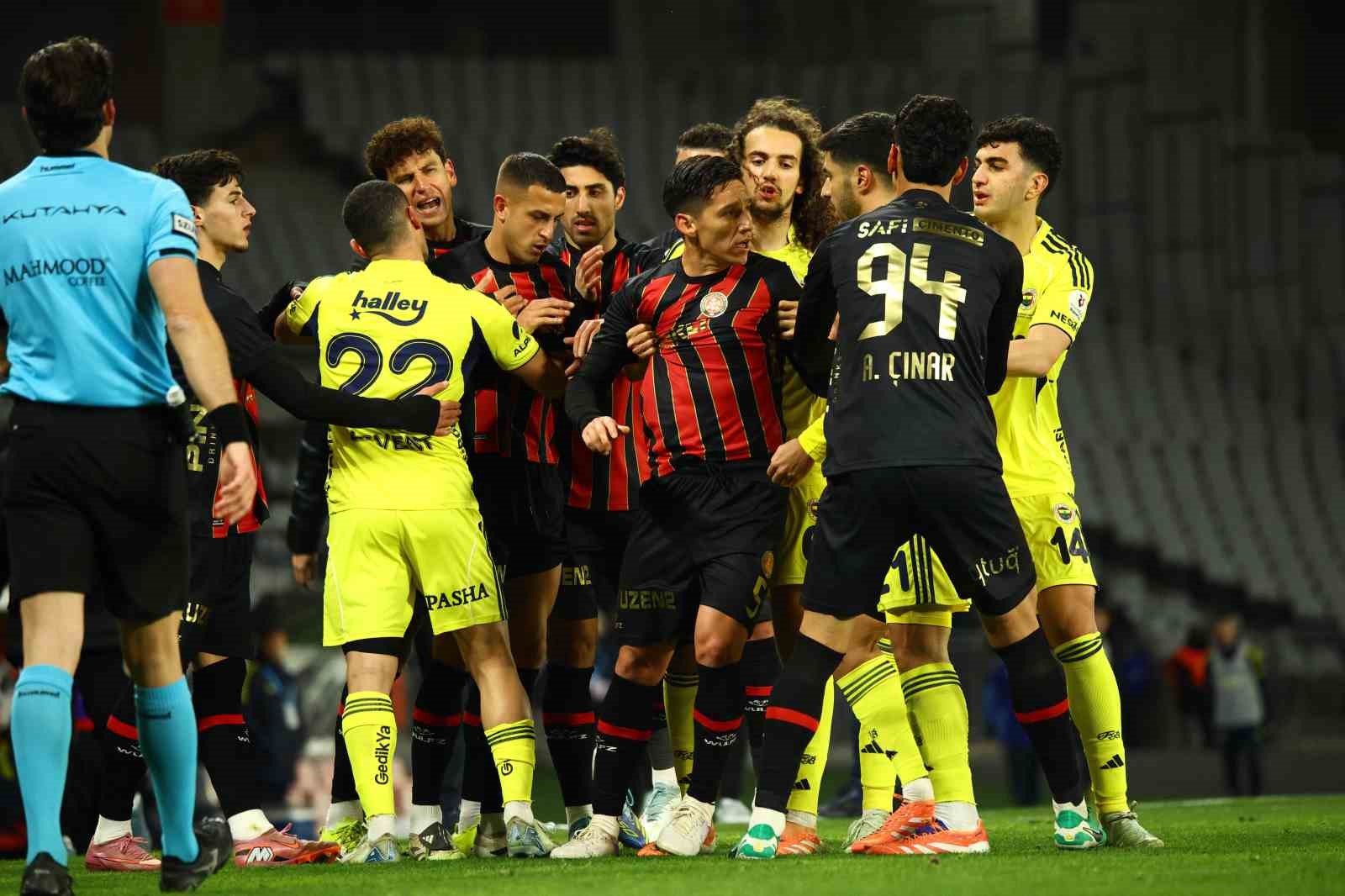 Trendyol Süper Lig: Fatih Karagümrük: 2 - Fenerbahçe: 0 (Maç sonucu)
