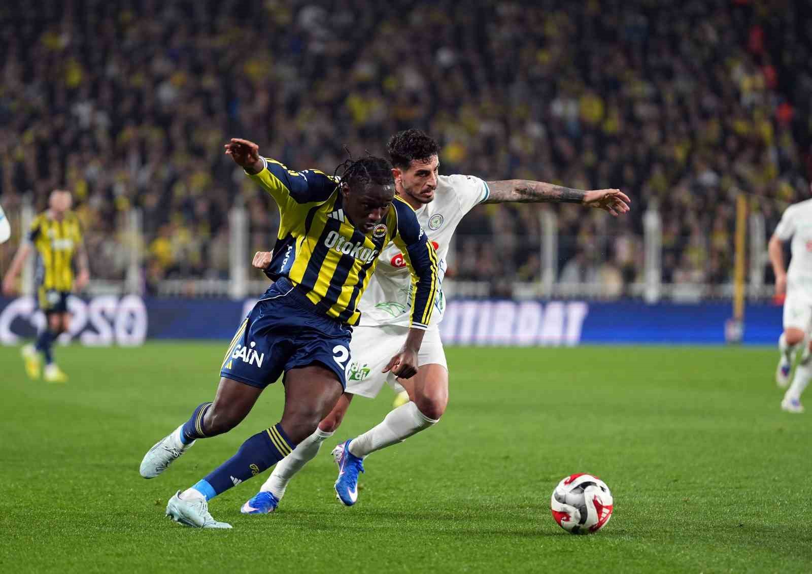 Trendyol Süper Lig: Fenerbahçe: 0 - Çaykur Rizespor: 0 (İlk yarı)
