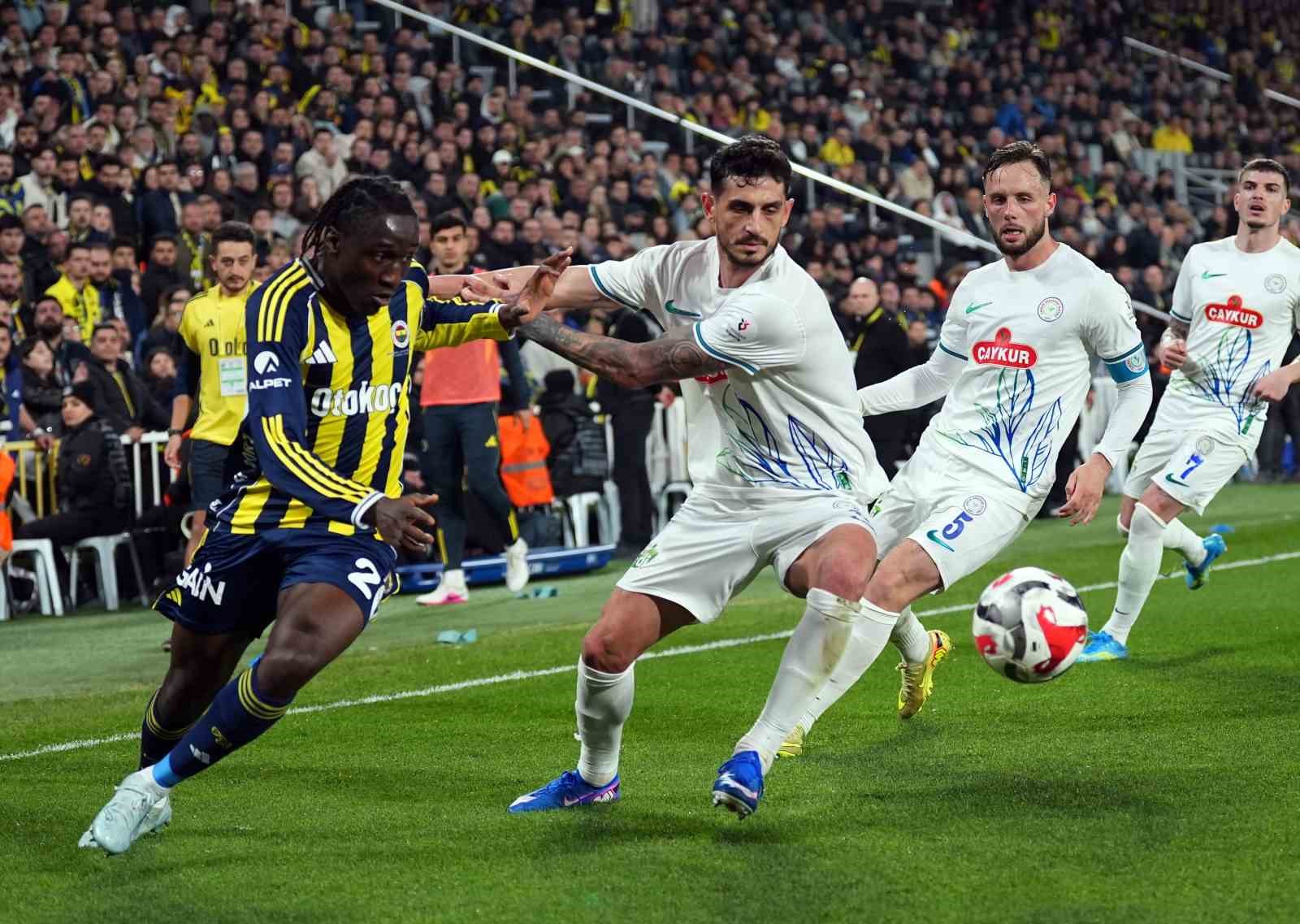 Trendyol Süper Lig: Fenerbahçe: 0 - Çaykur Rizespor: 0 (İlk yarı)
