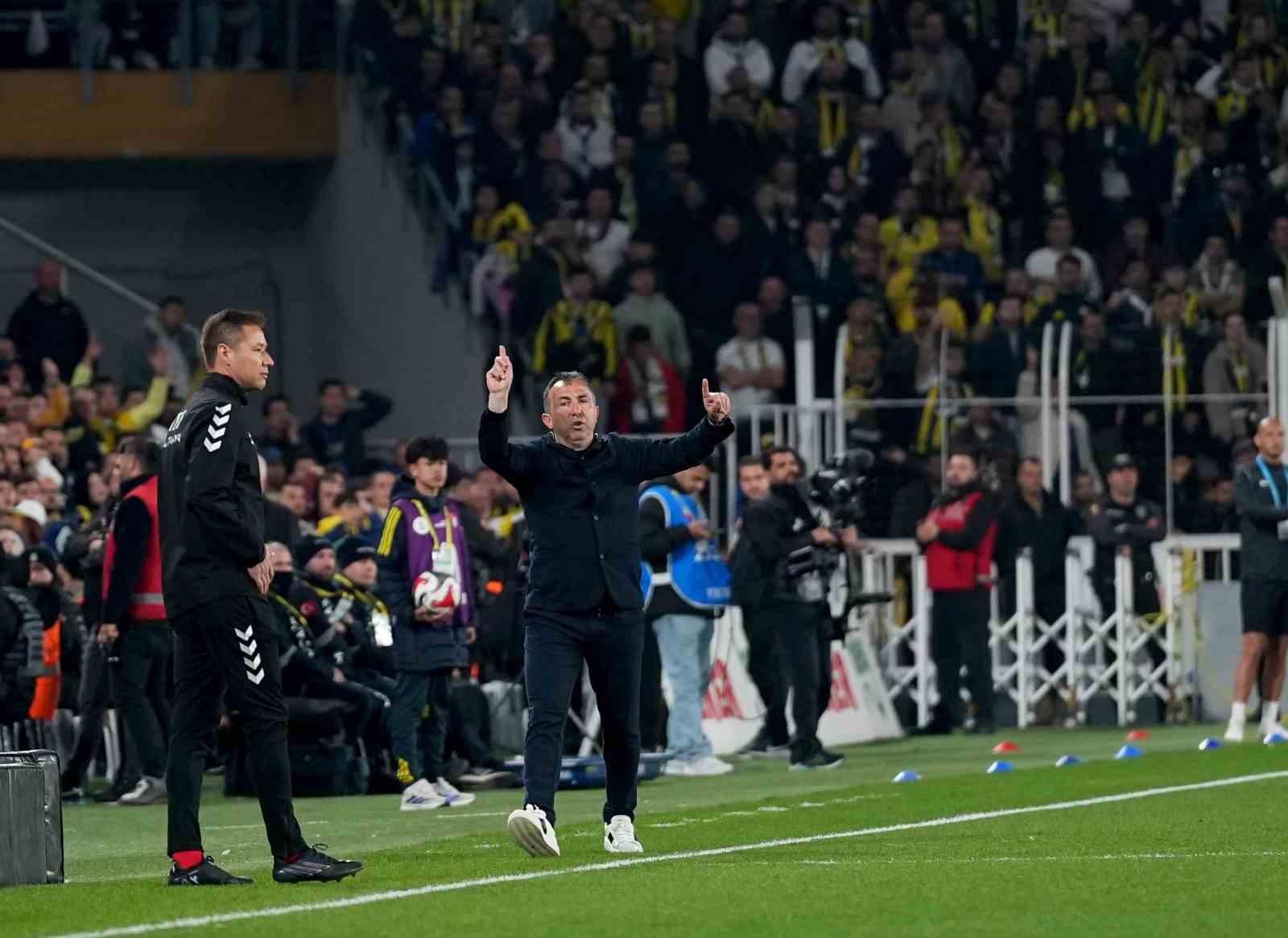 Trendyol Süper Lig: Fenerbahçe: 0 - Çaykur Rizespor: 0 (İlk yarı)
