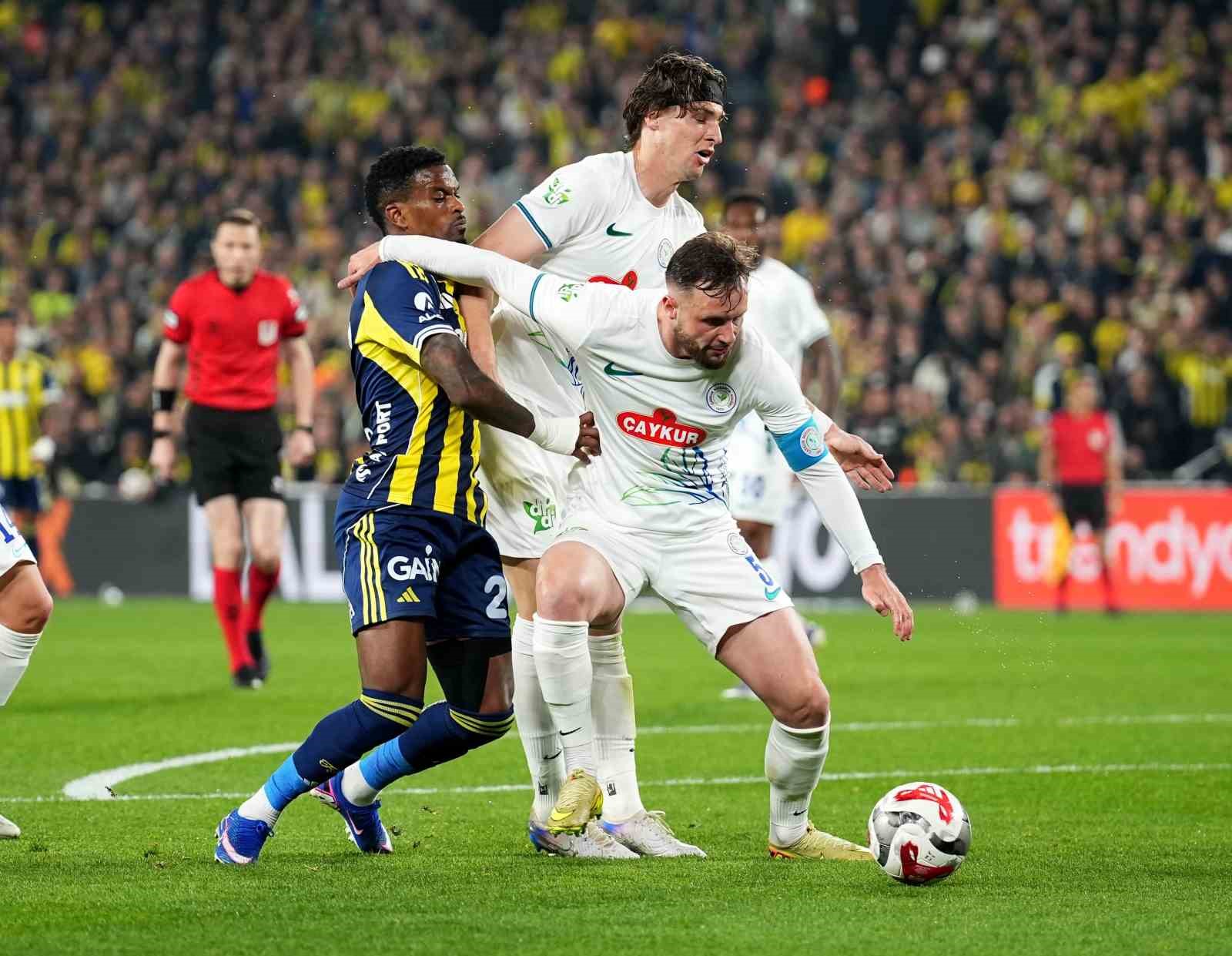 Trendyol Süper Lig: Fenerbahçe: 0 - Çaykur Rizespor: 0 (İlk yarı)
