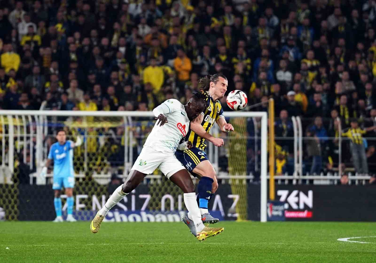 Trendyol Süper Lig: Fenerbahçe: 0 - Çaykur Rizespor: 0 (İlk yarı)
