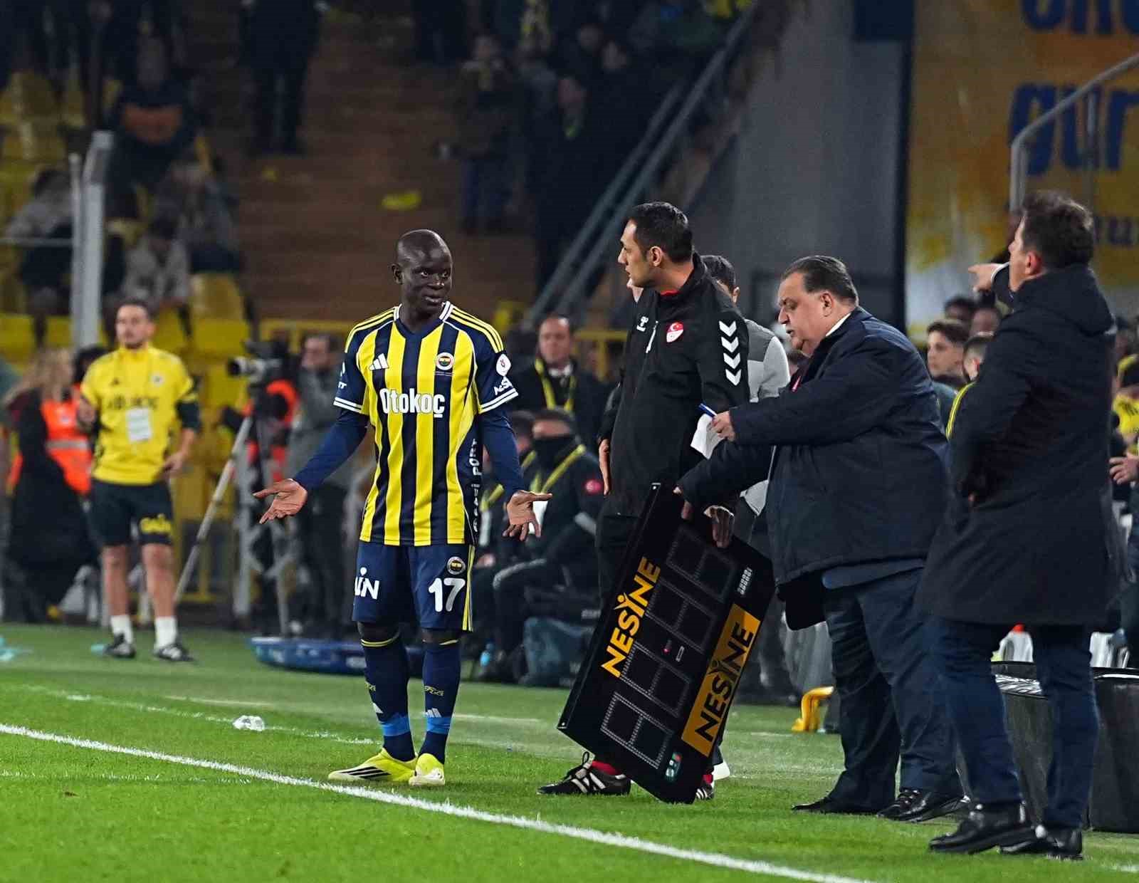 Trendyol Süper Lig: Fenerbahçe: 0 - Kasımpaşa: 0 (İlk yarı)
