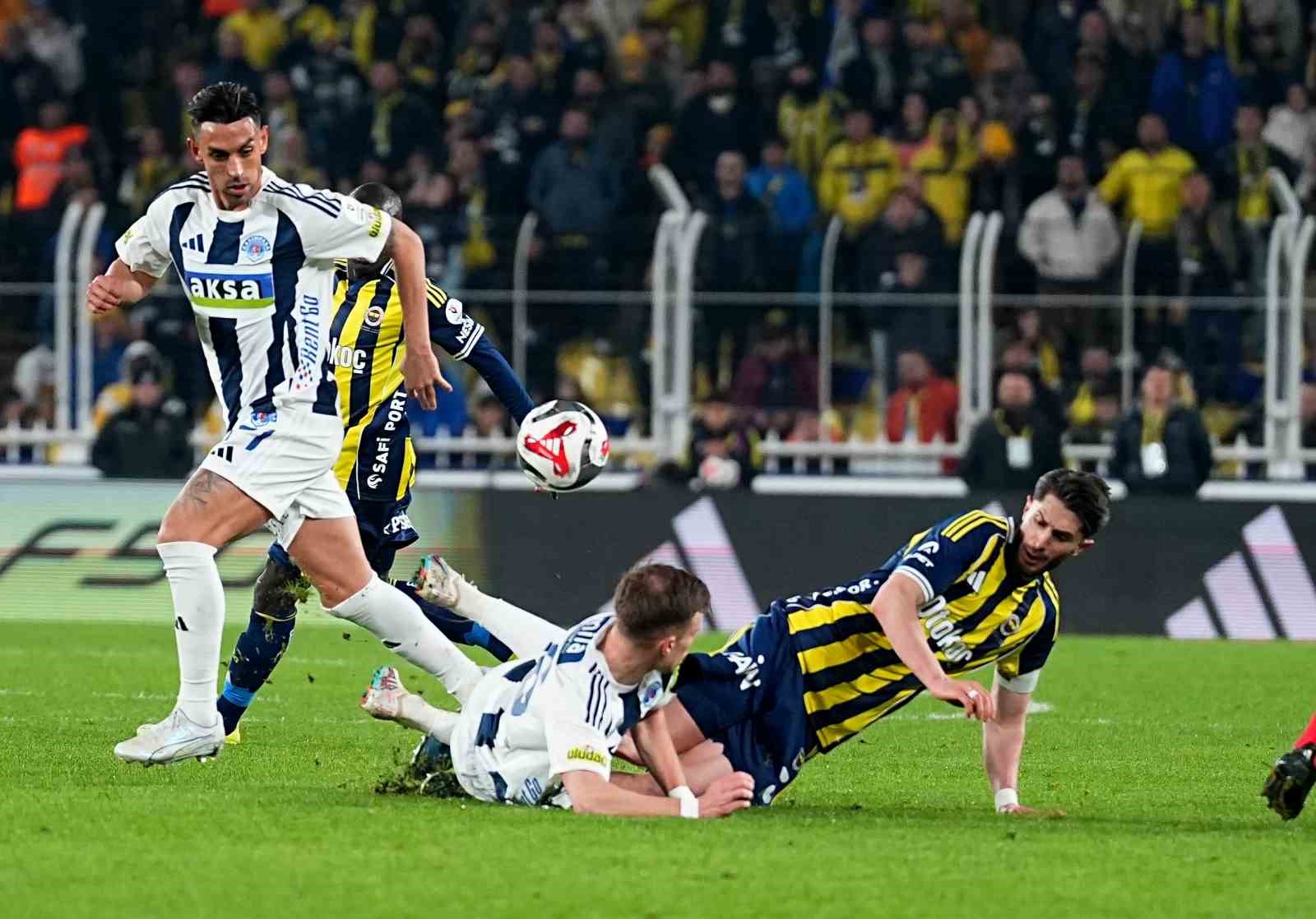 Trendyol Süper Lig: Fenerbahçe: 0 - Kasımpaşa: 0 (İlk yarı)
