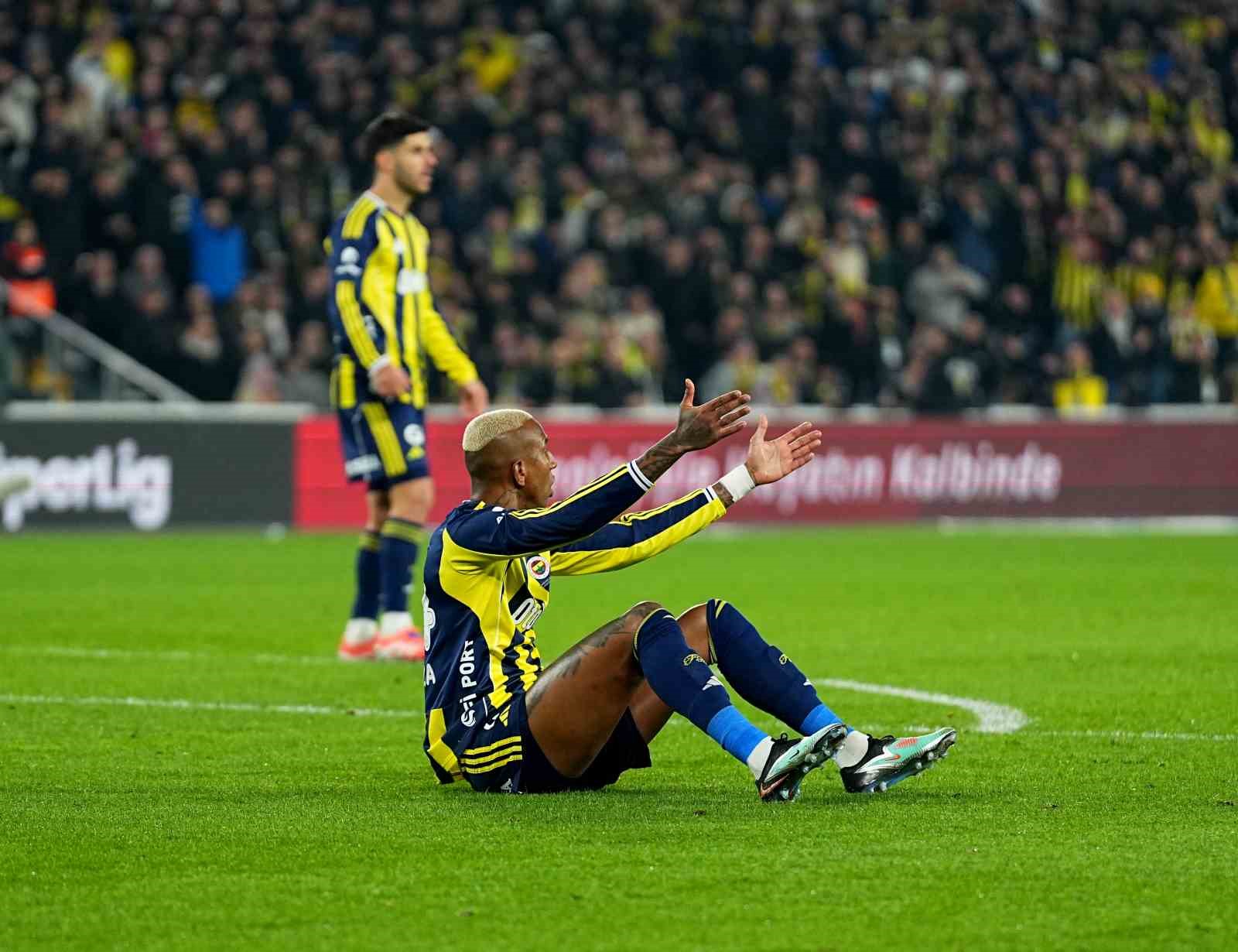 Trendyol Süper Lig: Fenerbahçe: 0 - Kasımpaşa: 0 (Maç devam ediyor)
