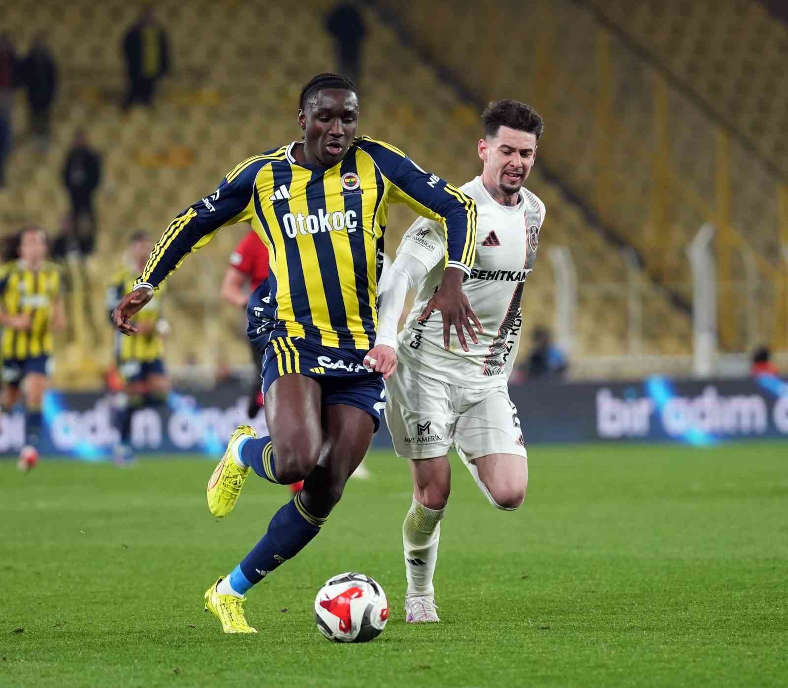 Trendyol Süper Lig: Fenerbahçe: 1 - Gaziantep FK: 0 (İlk yarı)
