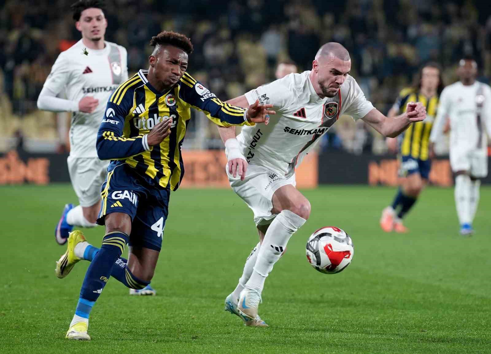 Trendyol Süper Lig: Fenerbahçe: 1 - Gaziantep FK: 0 (İlk yarı)
