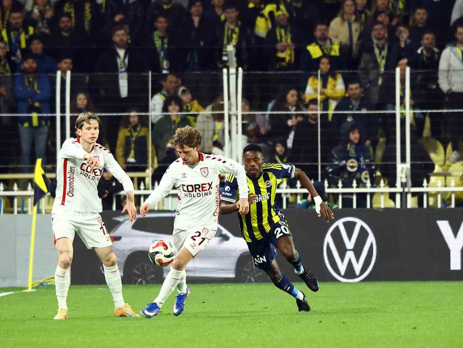 Trendyol Süper Lig: Fenerbahçe: 1 - Samsunspor: 1 (Maç devam ediyor)
