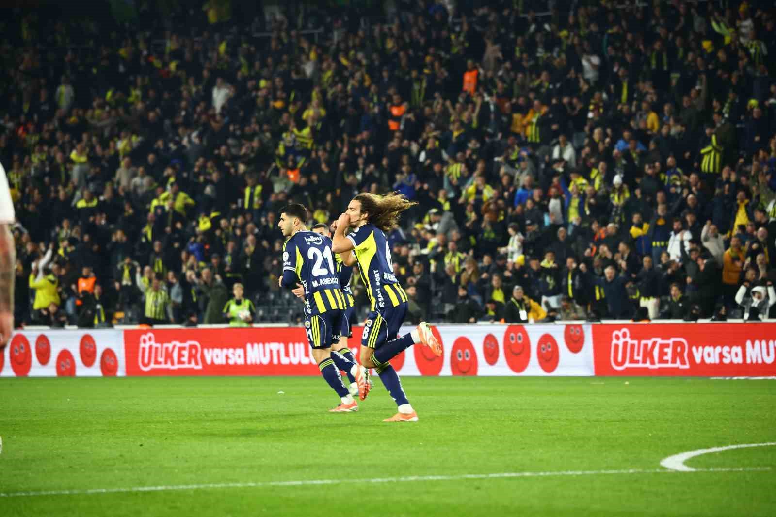 Trendyol Süper Lig: Fenerbahçe: 1 - Samsunspor: 1 (Maç devam ediyor)

