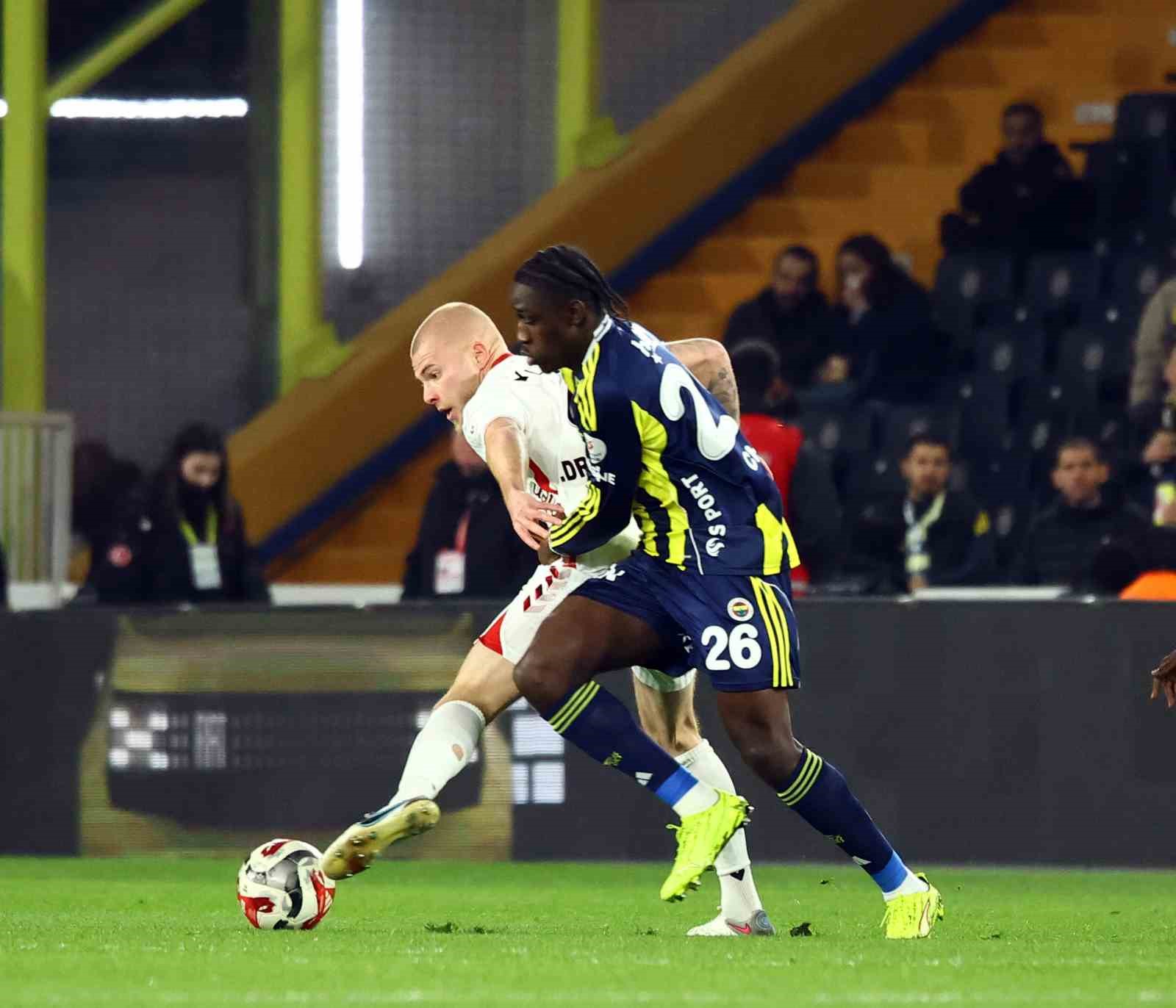 Trendyol Süper Lig: Fenerbahçe: 1 - Samsunspor: 1 (Maç devam ediyor)
