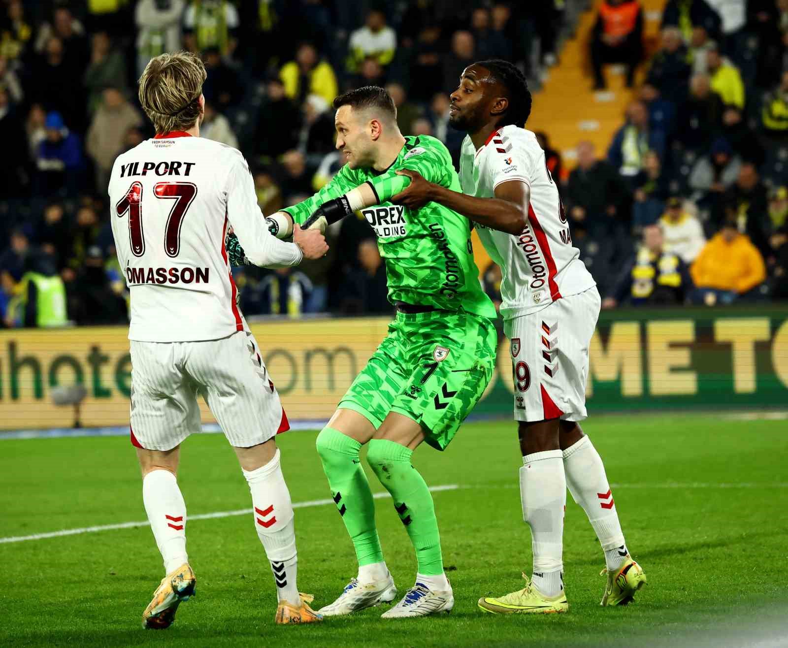 Trendyol Süper Lig: Fenerbahçe: 1 - Samsunspor: 2 (İlk yarı)
