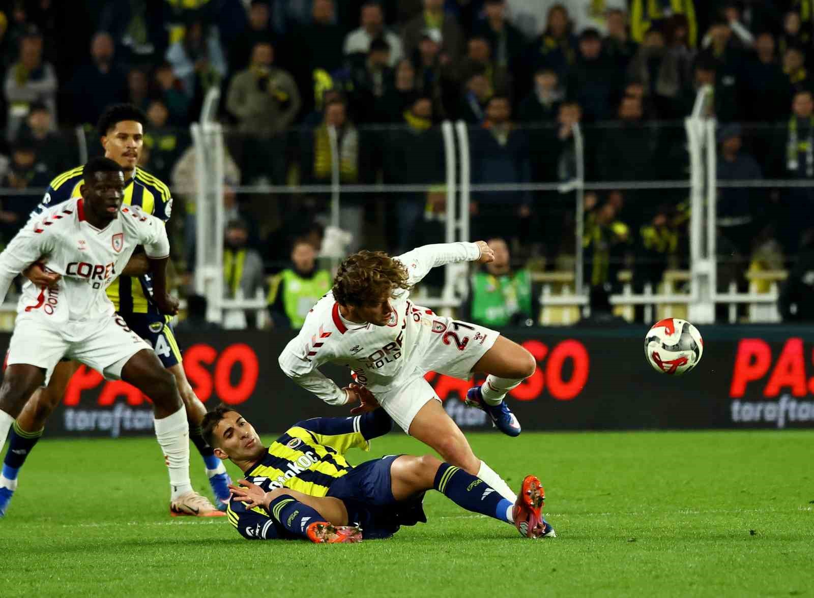 Trendyol Süper Lig: Fenerbahçe: 1 - Samsunspor: 2 (İlk yarı)
