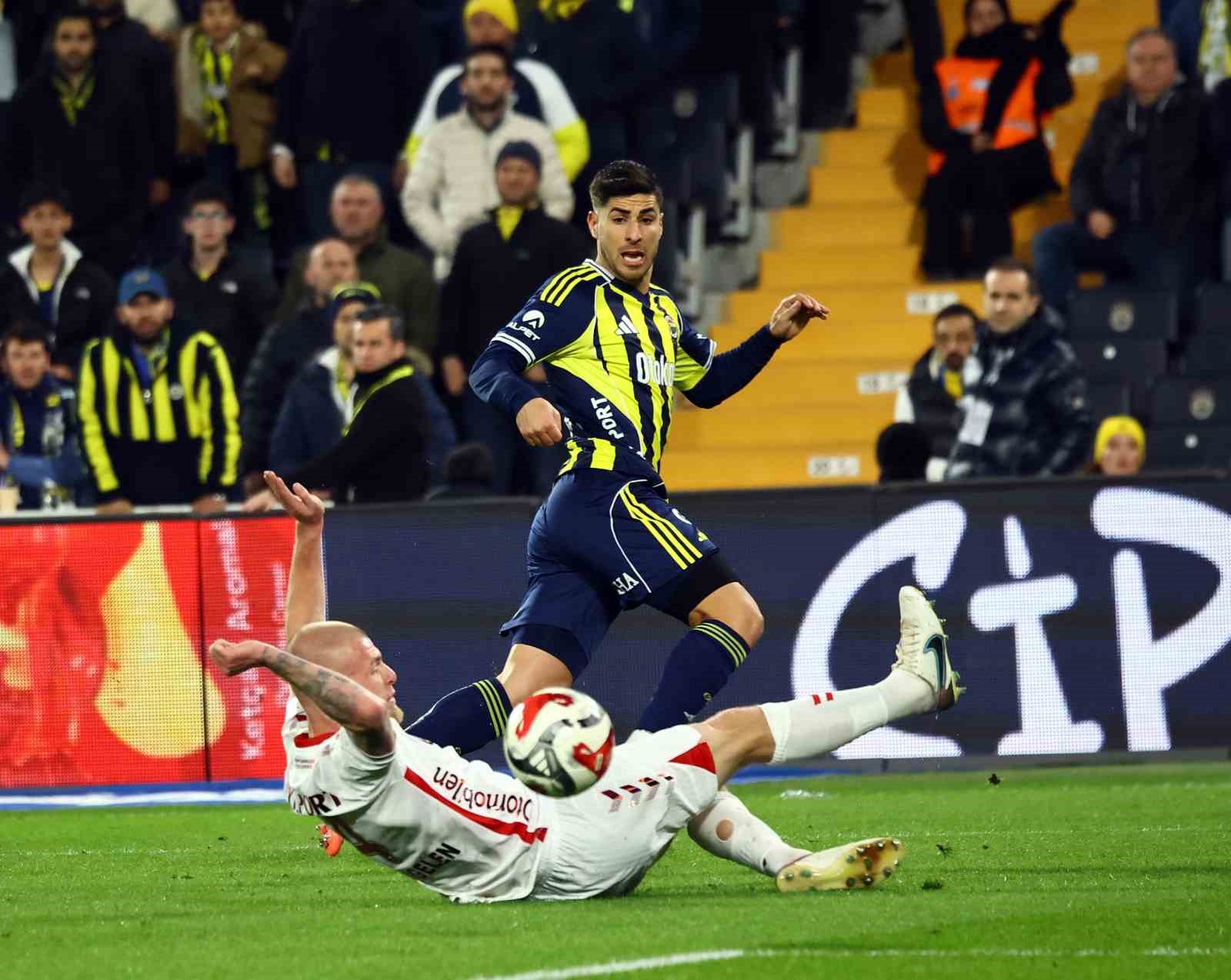 Trendyol Süper Lig: Fenerbahçe: 1 - Samsunspor: 2 (İlk yarı)
