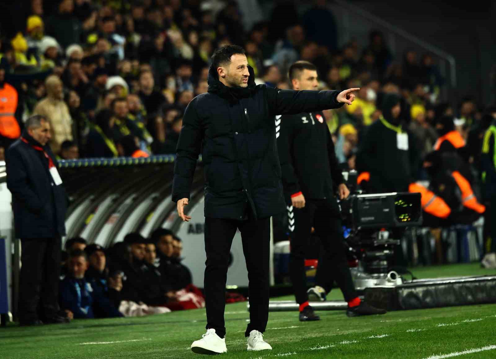 Trendyol Süper Lig: Fenerbahçe: 1 - Samsunspor: 2 (İlk yarı)
