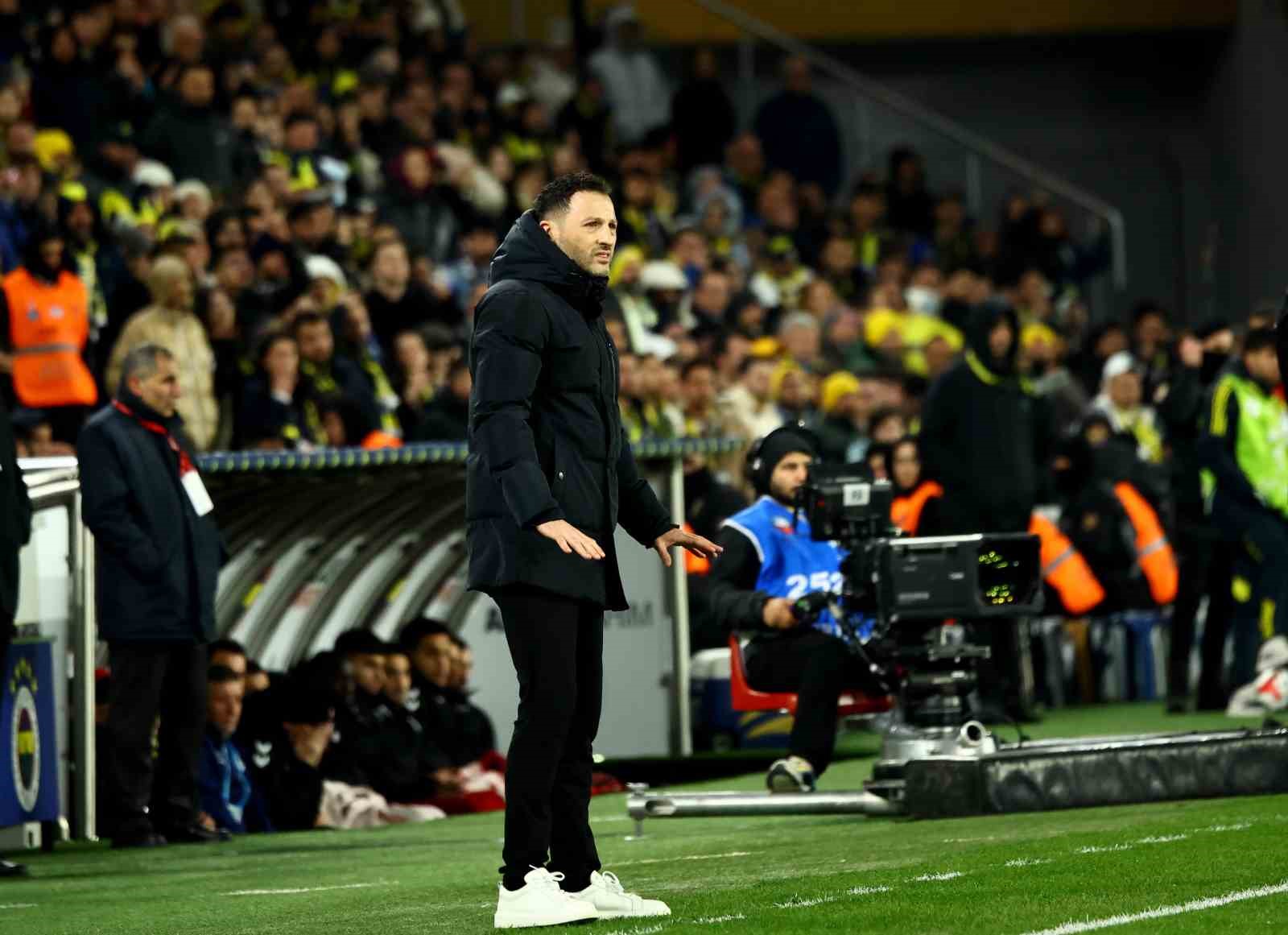 Trendyol Süper Lig: Fenerbahçe: 1 - Samsunspor: 2 (İlk yarı)
