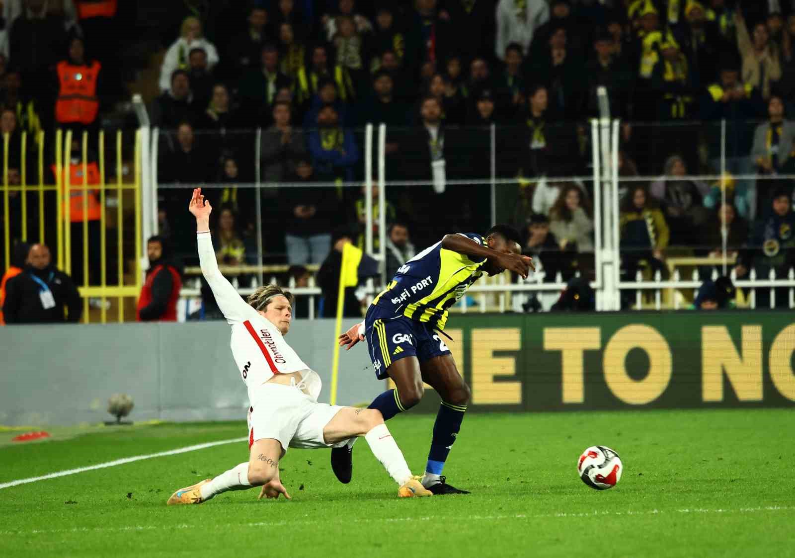 Trendyol Süper Lig: Fenerbahçe: 1 - Samsunspor: 2 (İlk yarı)

