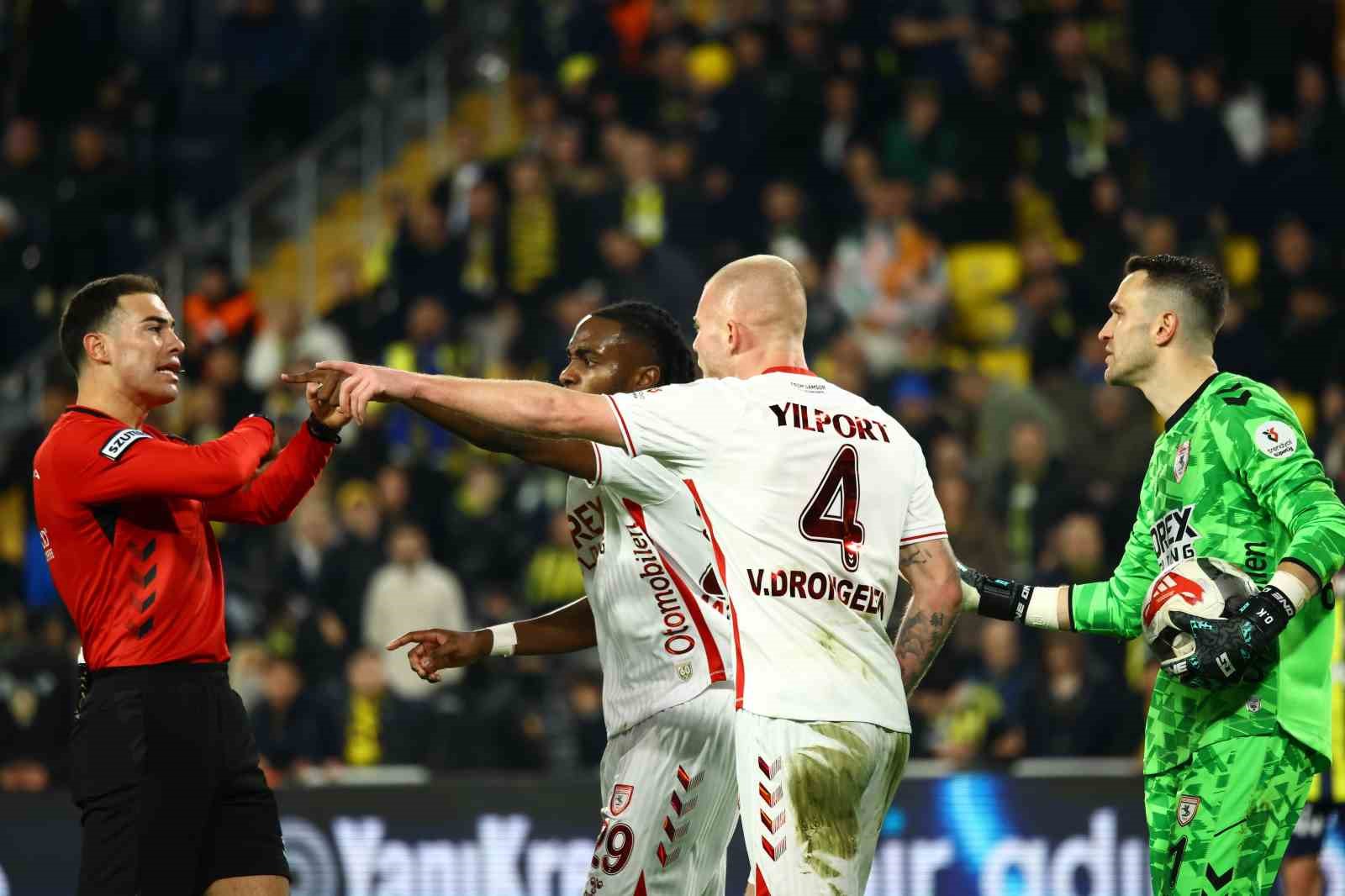 Trendyol Süper Lig: Fenerbahçe: 1 - Samsunspor: 2 (İlk yarı)
