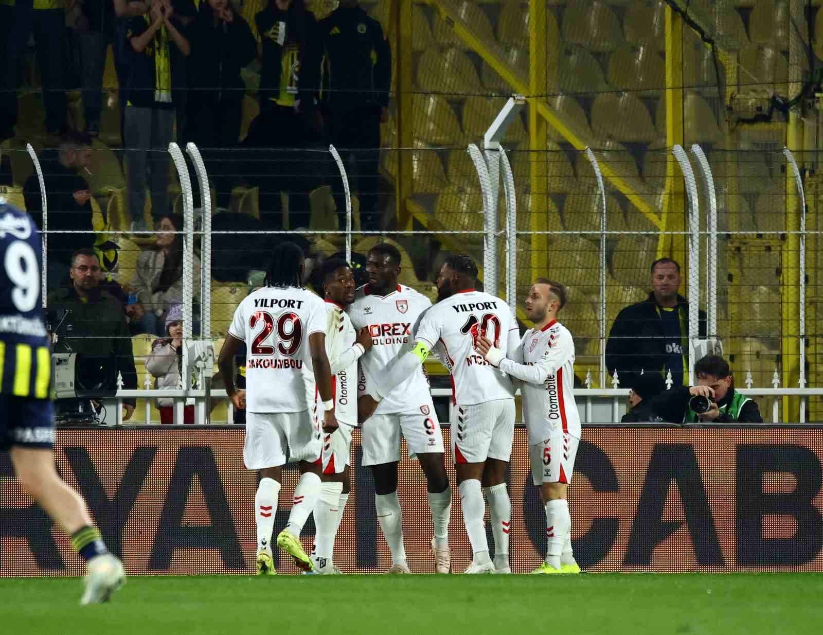 Trendyol Süper Lig: Fenerbahçe: 1 - Samsunspor: 2 (İlk yarı)
