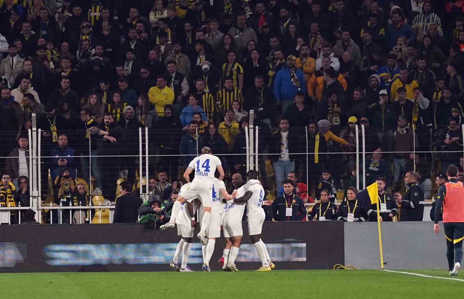 Trendyol Süper Lig: Fenerbahçe: 2 - Çaykur Rizespor: 2 (Maç sonucu)
